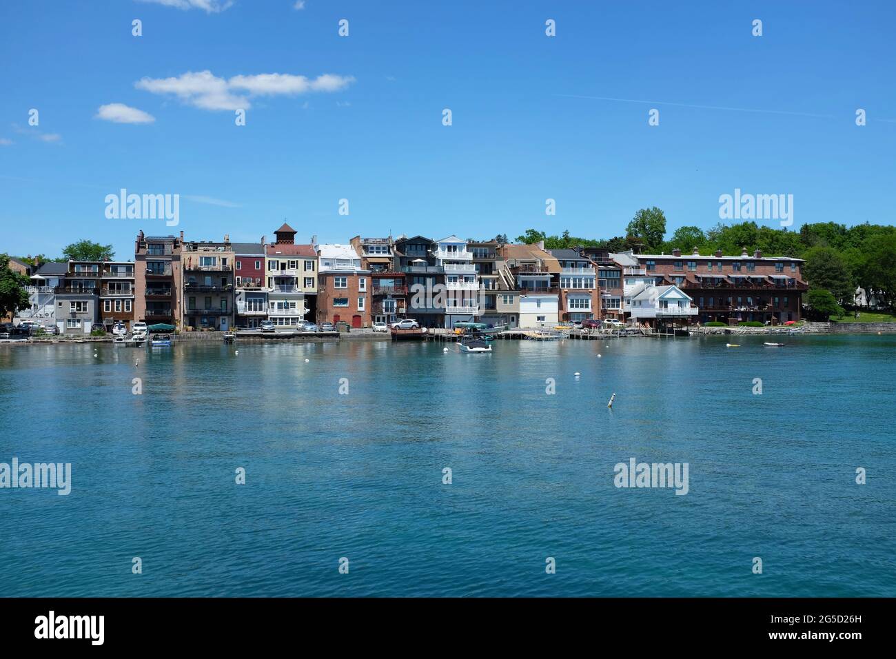 SKANEATELES, NEW YORK - 17 JUNE 2021: Shops and Restaurants on Skaneateles Lake in upstate New York, veen from the pier. Stock Photo