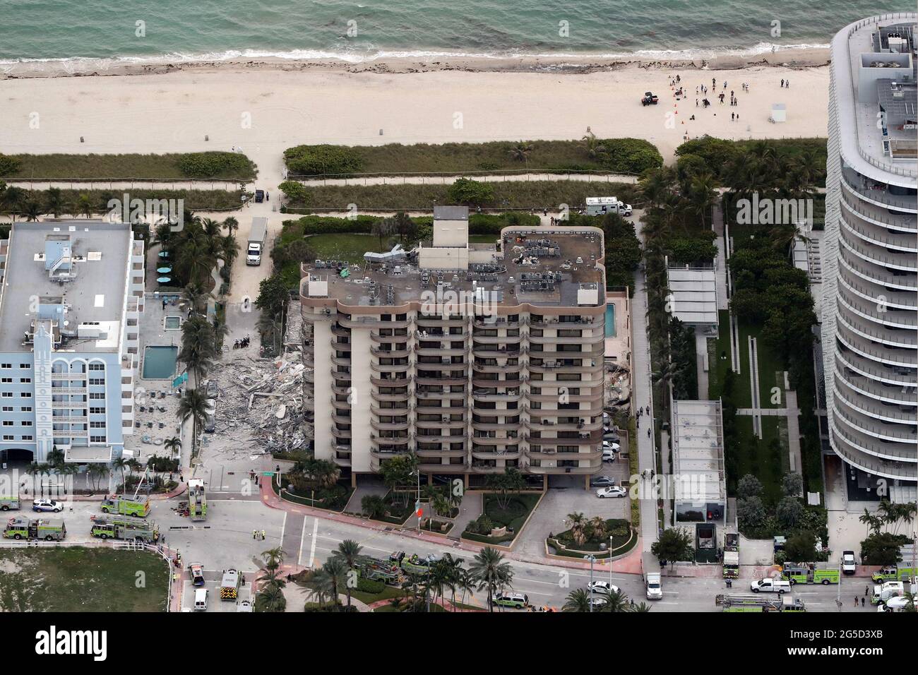 Collapsed champlain towers south condo hires stock photography and