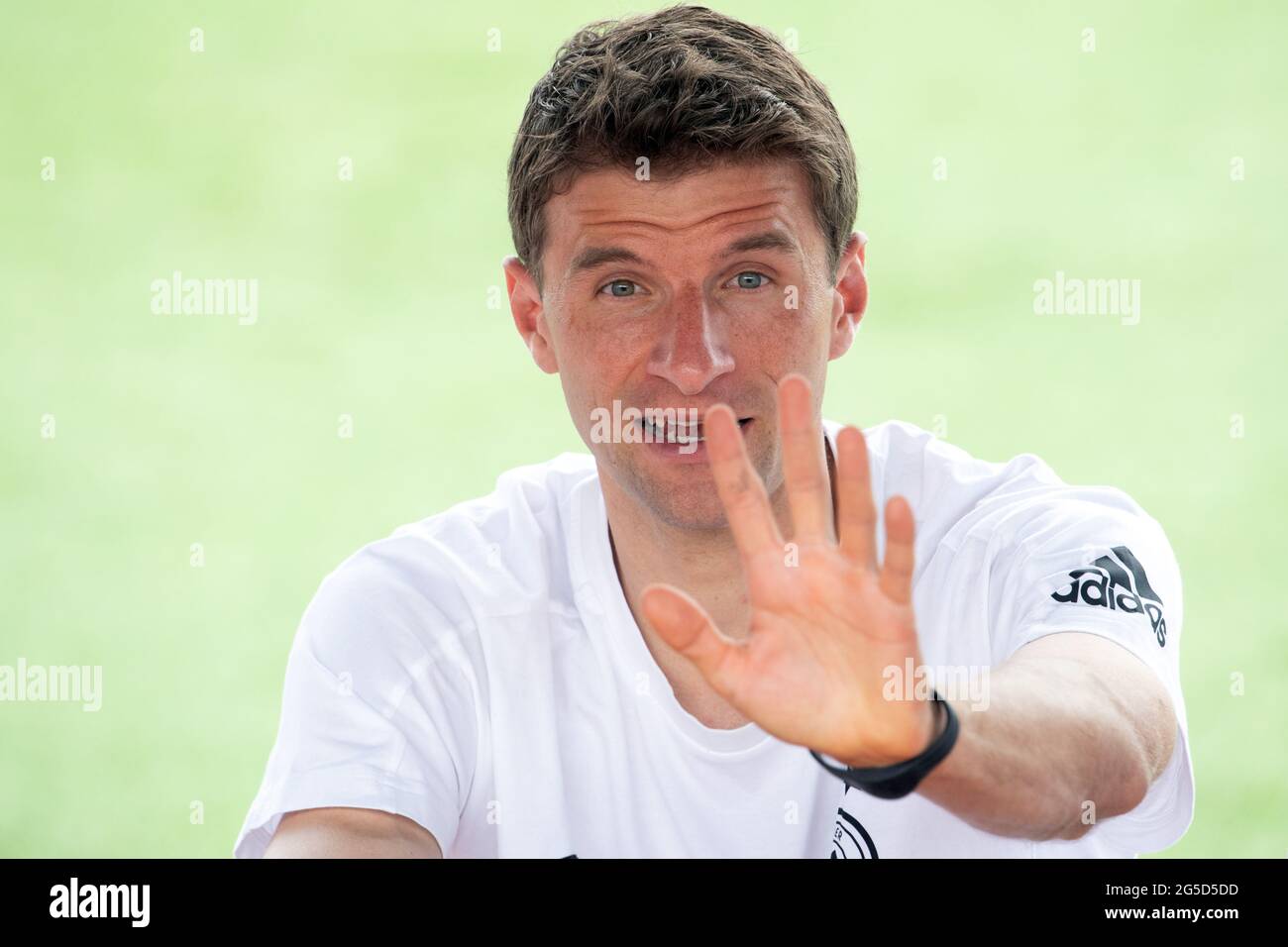 Herzogenaurach, Germany. 26th June, 2021. Football: European Championship, autograph session of the German national team at the Adi Dassler sports ground. Germany's Thomas Müller waves to a fan. Credit: Federico Gambarini/dpa/Alamy Live News Stock Photo