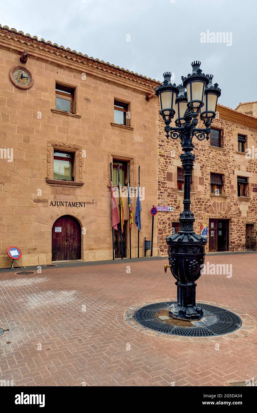 fachada exterior del edificio del ayuntamiento en la plaza con la farola y la oficina de turismo del pueblo de Villafames, Castellon, Spain, Europe Stock Photo
