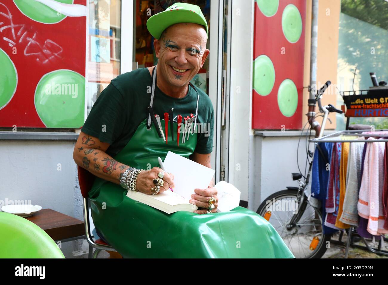 Stil-Ikone, Schauspieler und Friseur, Frank Schäfer in seinen Szene-Friseurladen „Frank & Amanda ...