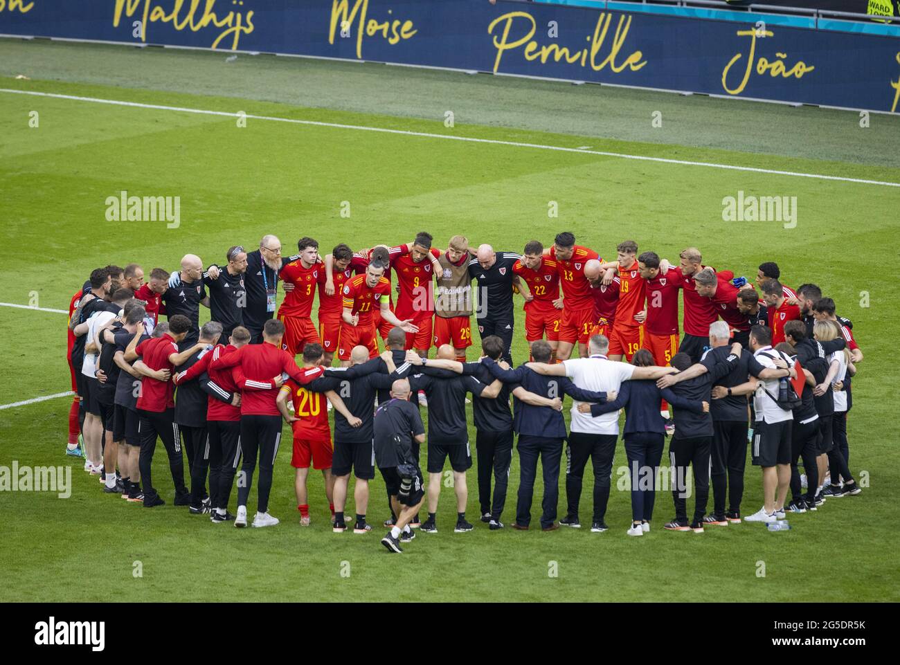Gareth Bale (Wales) baut sein Team wieder auf  Wales - Dänemark Amsterdam, 26.06.2021, Fussball, Saison 2020/21  Foto: Moritz Müller  Copyright (nur f Stock Photo