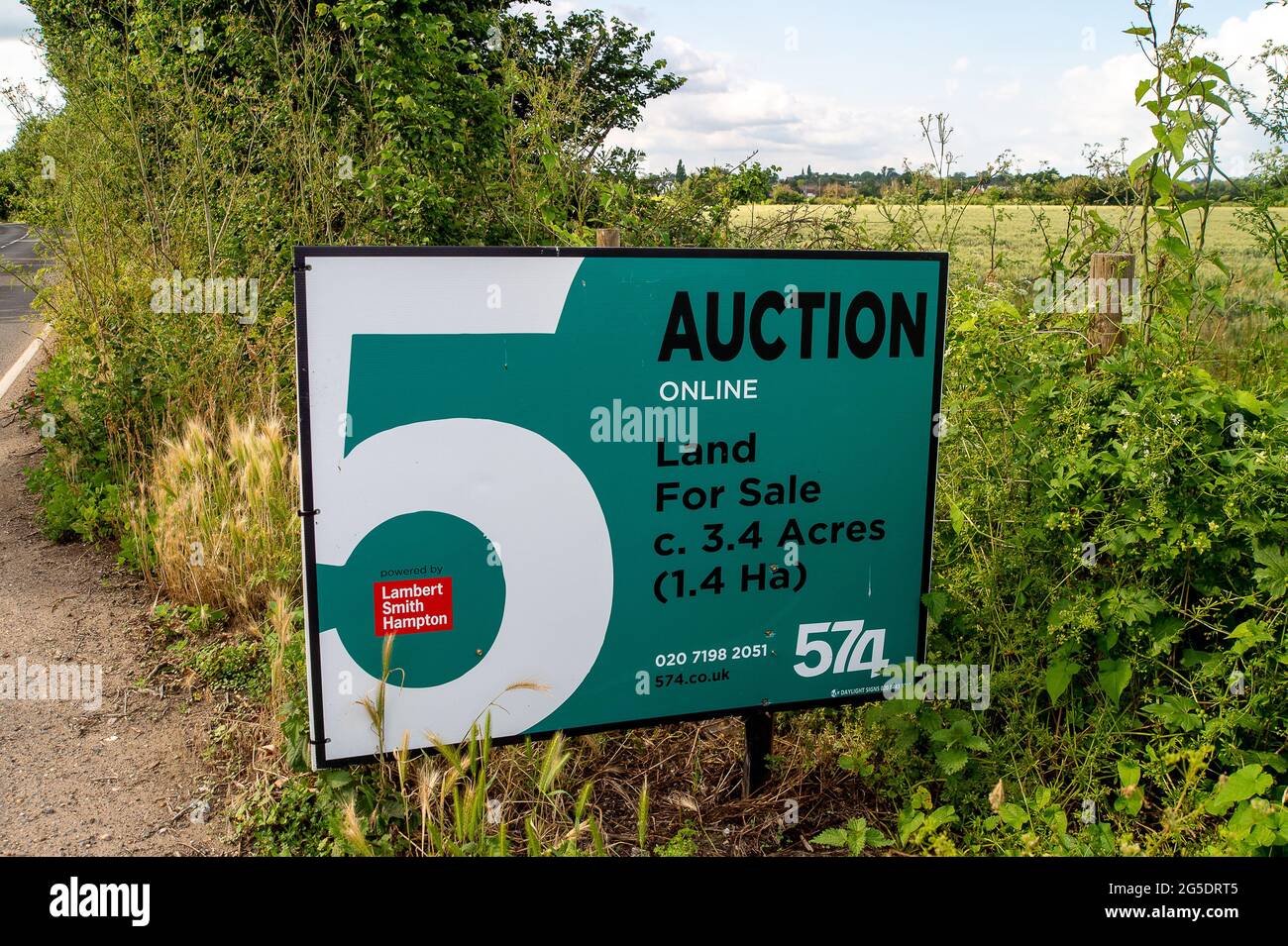 Taplow, Buckinghamshire, UK. 25th June, 2021. A sign for an online
