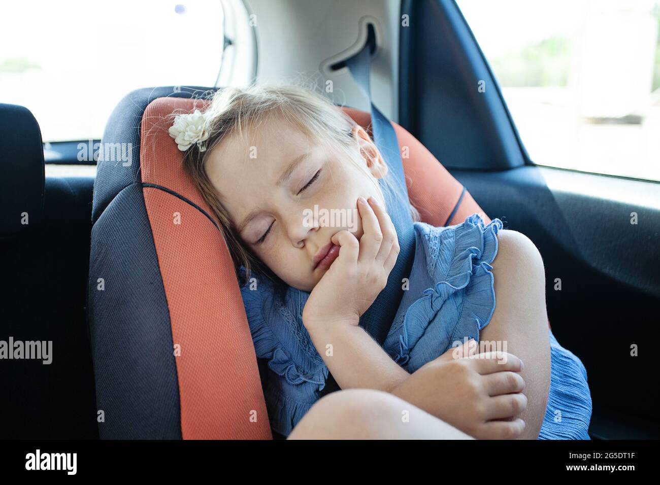 Little girl sleeping while sitting in car Stock Photo Alamy