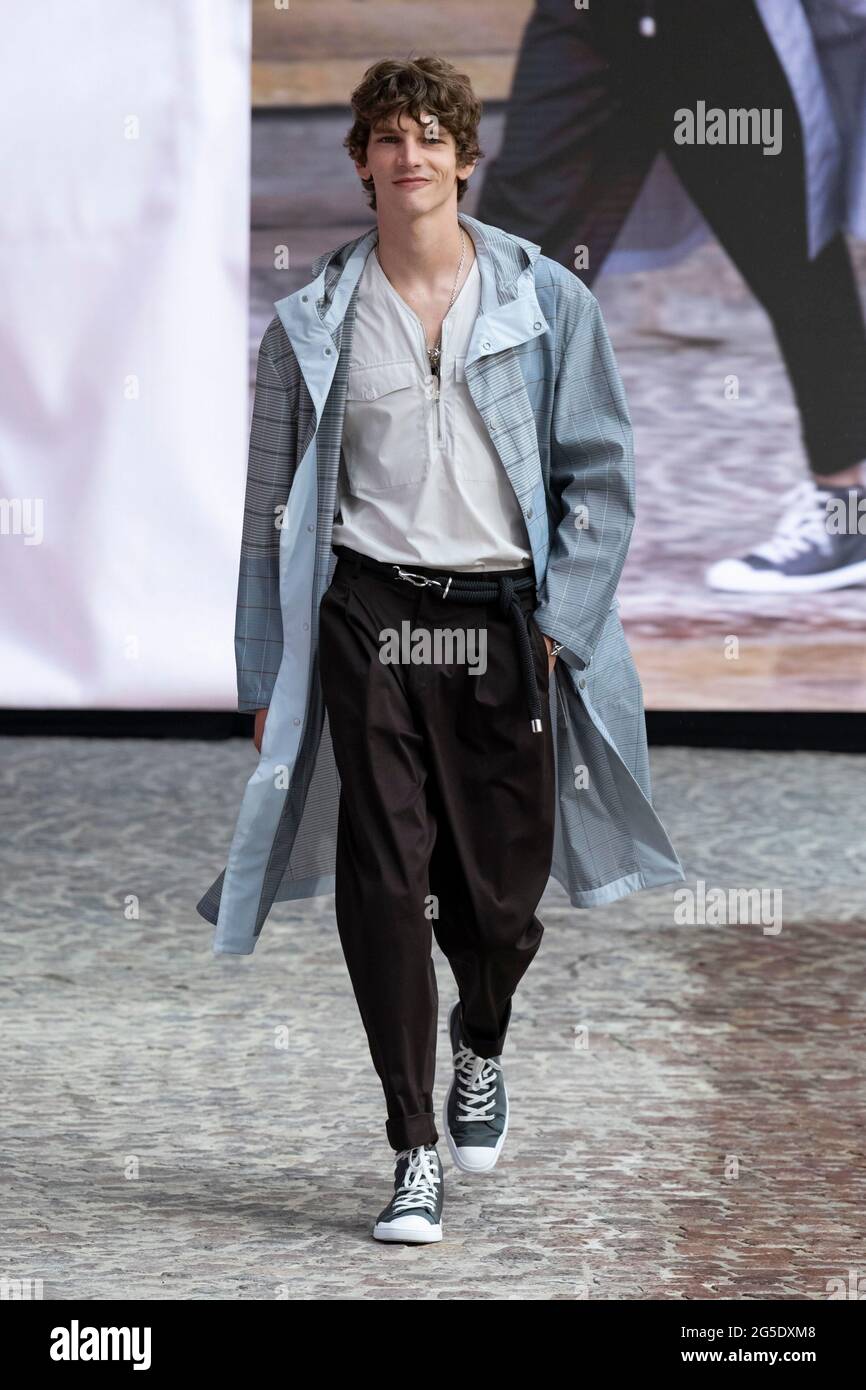 Paris, Frankreich. 26th June, 2021. HERMÃˆS homme SS22 runway during Paris  Fashion Week Menswear on June 2021 - Paris, France. 26/06/2021 Credit:  dpa/Alamy Live News Stock Photo - Alamy