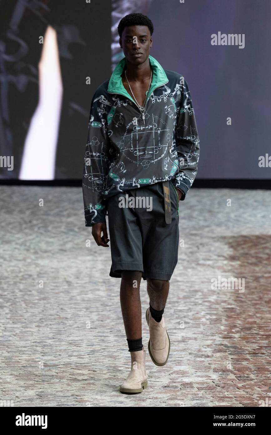Paris, Frankreich. 26th June, 2021. HERMÃˆS homme SS22 runway during Paris  Fashion Week Menswear on June 2021 - Paris, France. 26/06/2021 Credit:  dpa/Alamy Live News Stock Photo - Alamy