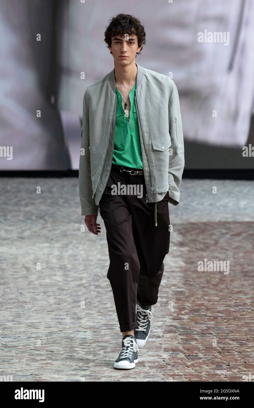 Paris, Frankreich. 26th June, 2021. HERMÃˆS homme SS22 runway during Paris  Fashion Week Menswear on June 2021 - Paris, France. 26/06/2021 Credit:  dpa/Alamy Live News Stock Photo - Alamy