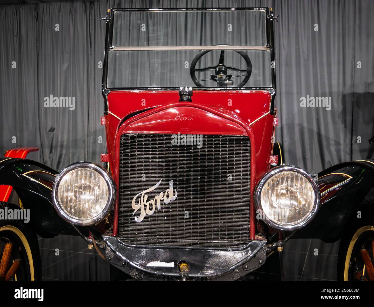 Ford logo 1920 hi-res stock photography and images - Alamy