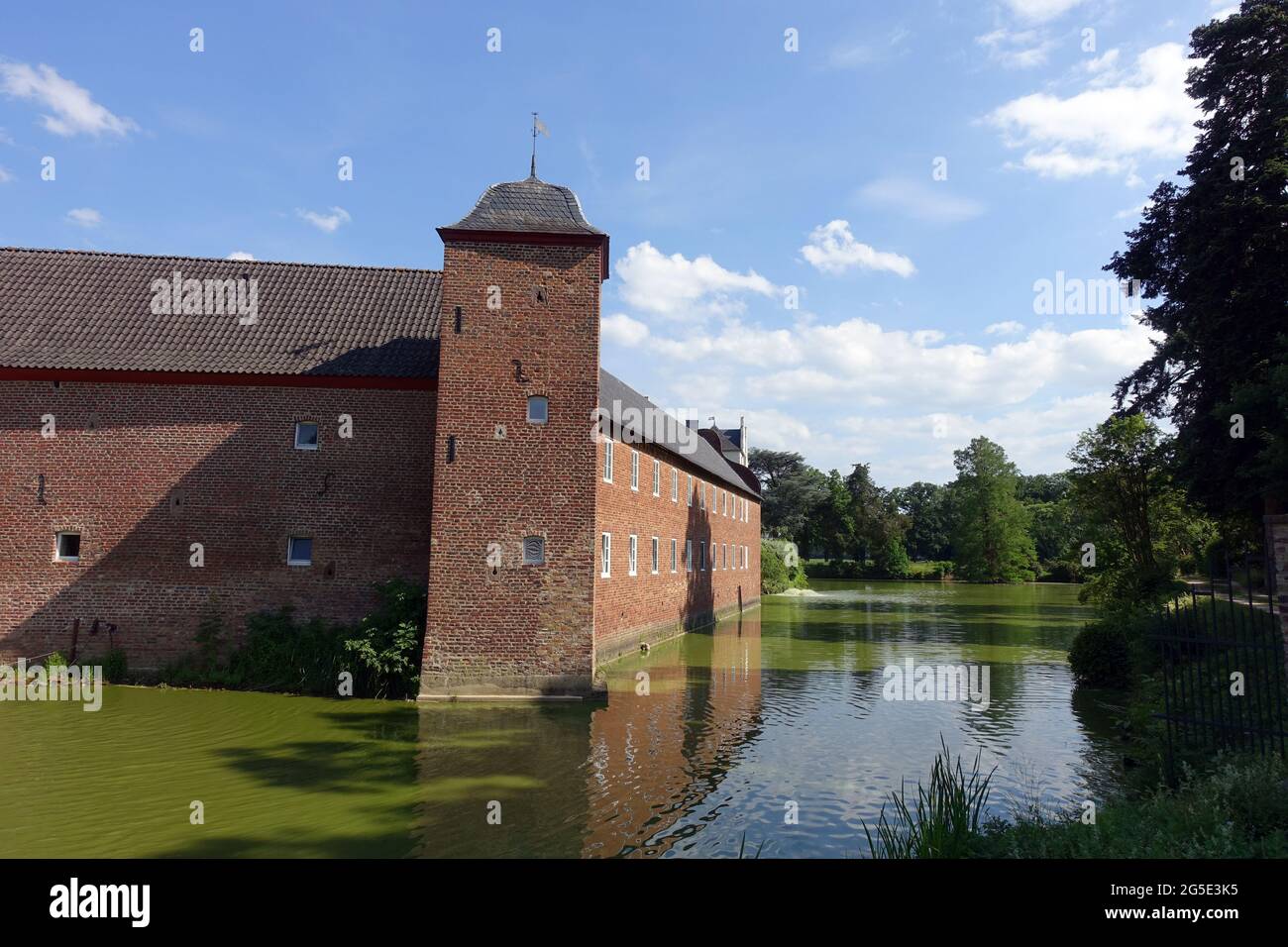 Burg Heimerzheim, mittelalterliche Wasserburg aus dem 14. Jahrhundert - Vorburg mit Wassergraben, Swisttal, Nordrhein-Westfalen, Deutschland Stock Photo