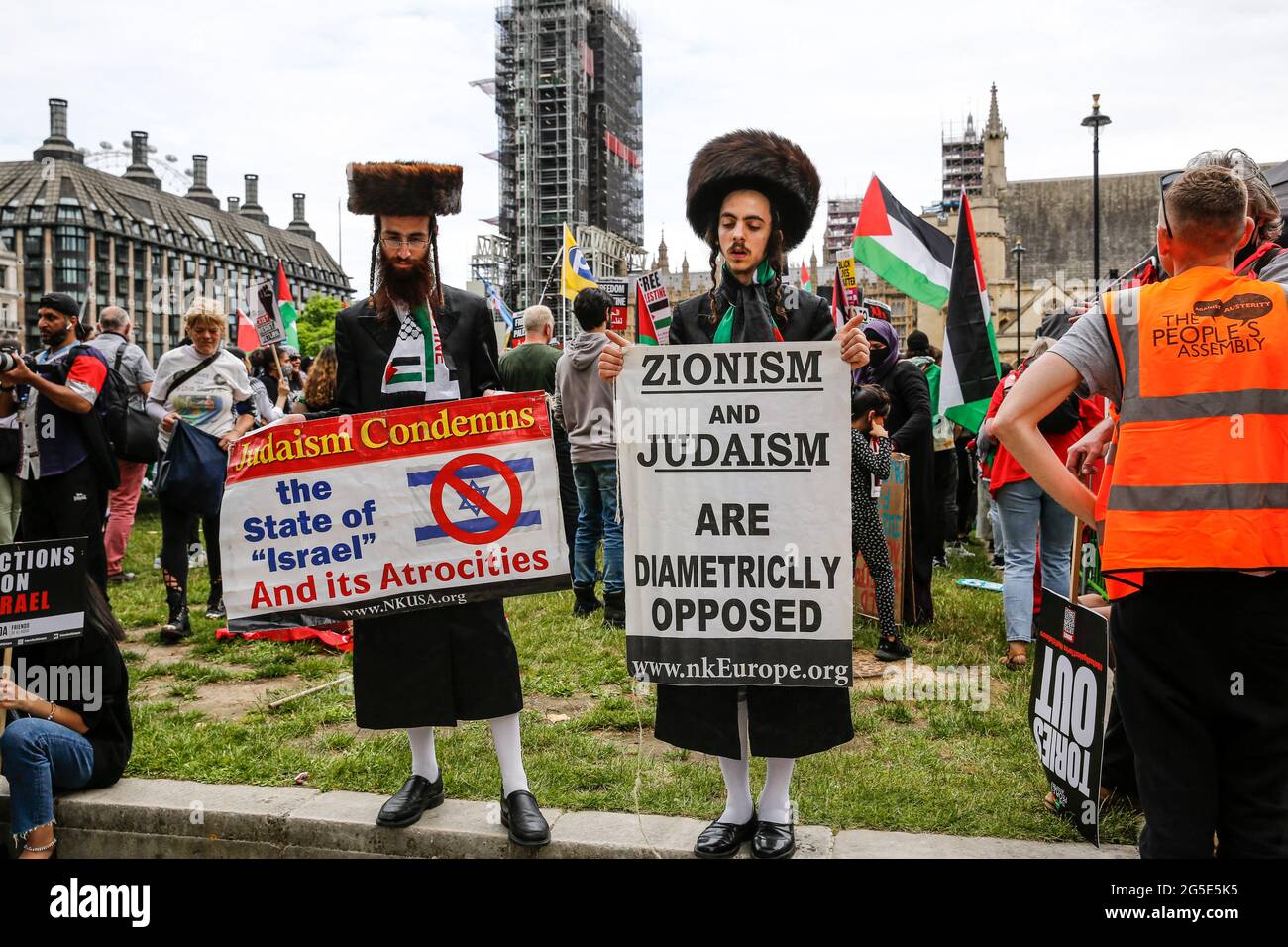 London,  UK on June 26, 2021: Anti-Zionist orthodox Jews protest during Anti-government demosntration atthe Parliament Square. The protest unites activists from many opposition left wing movements such as Kill the Bill, The People's Assembly, NHS Staff Voices, Stop the War Coalition or Extintion Rebellion. Stock Photo