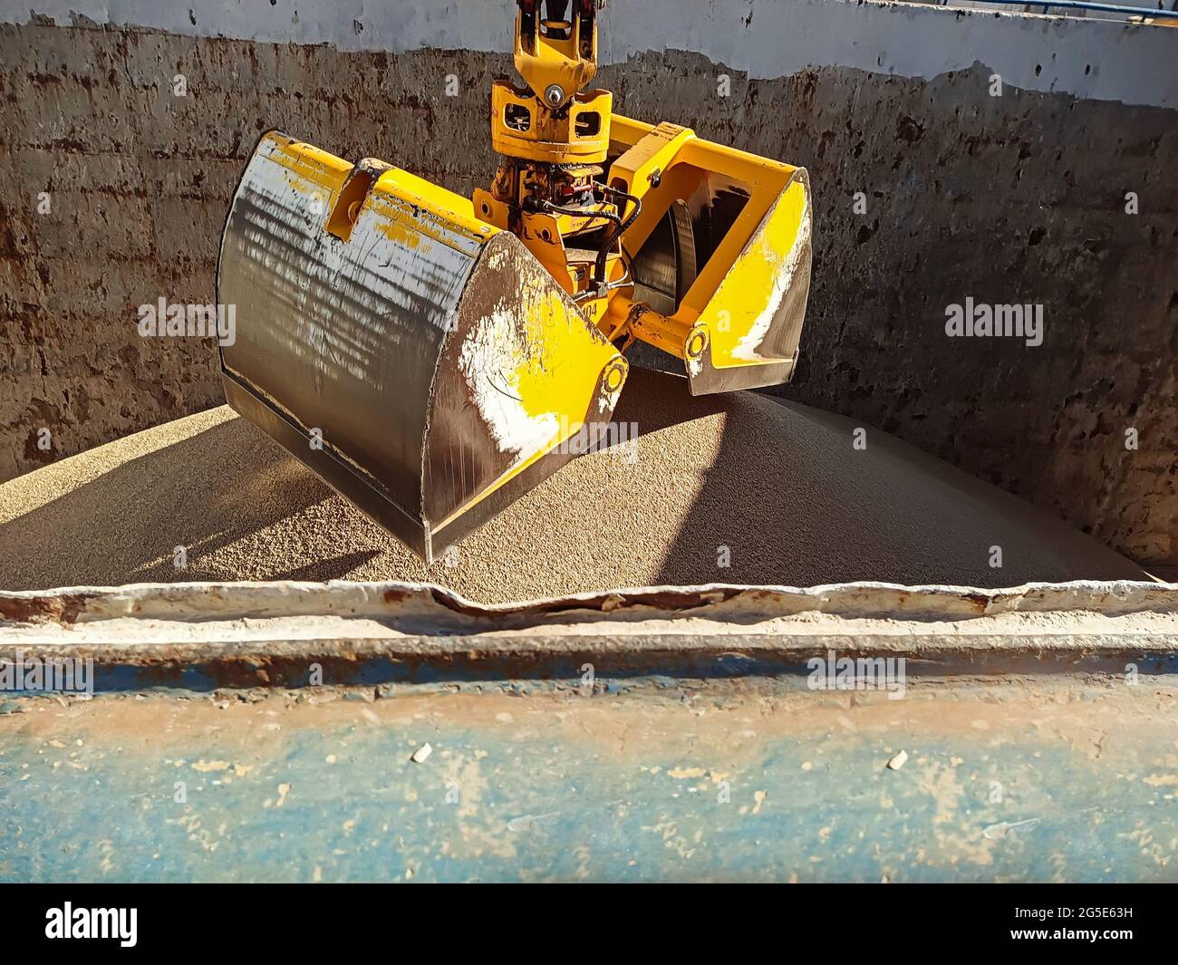 Loading and unloading of bulk cargo for export by sea. Sea ...