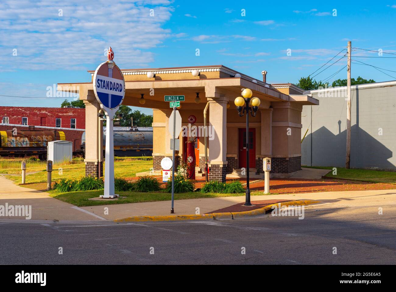 Old gas station illinois hires stock photography and images Alamy