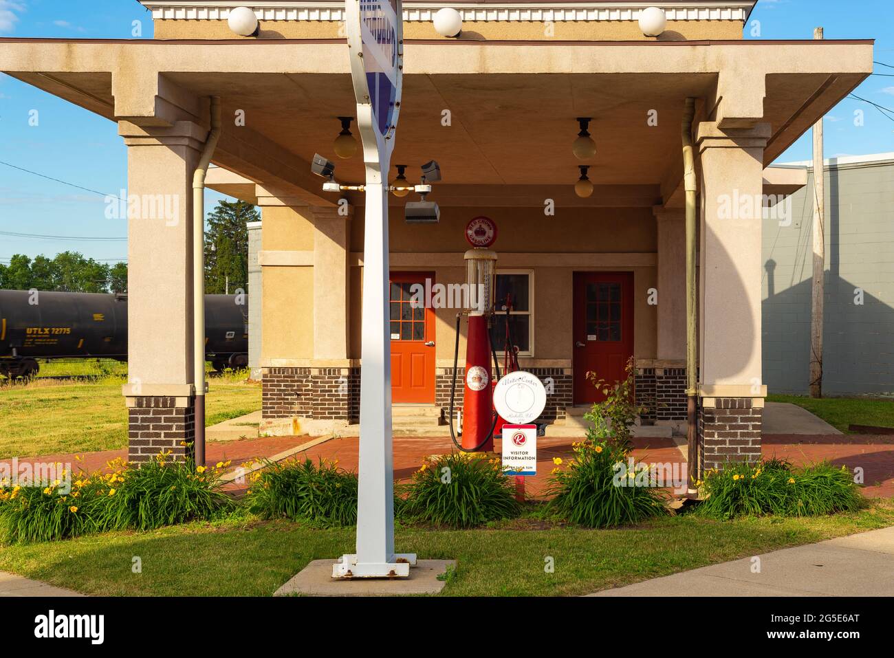 Old gas station illinois hires stock photography and images Alamy