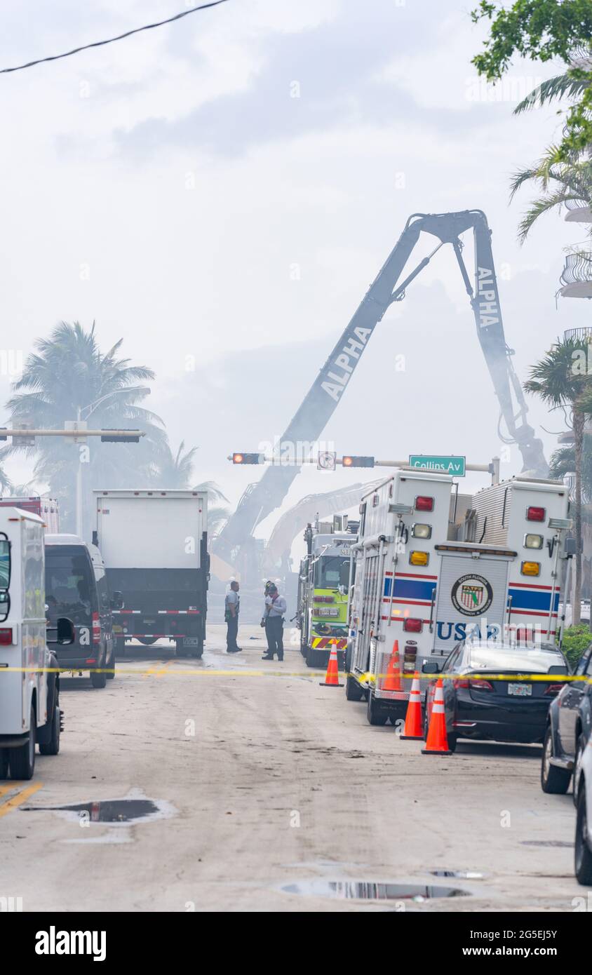 Champlain towers fire hires stock photography and images Alamy