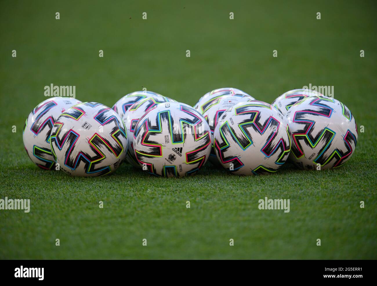 Budapest, Hungary. 26th June, 2021. Football: European Championship, Round  of 16, before the match Netherlands - Czech Republic, final training  Netherlands, in the Puskas Arena. Balls are lying on the grass. Credit: