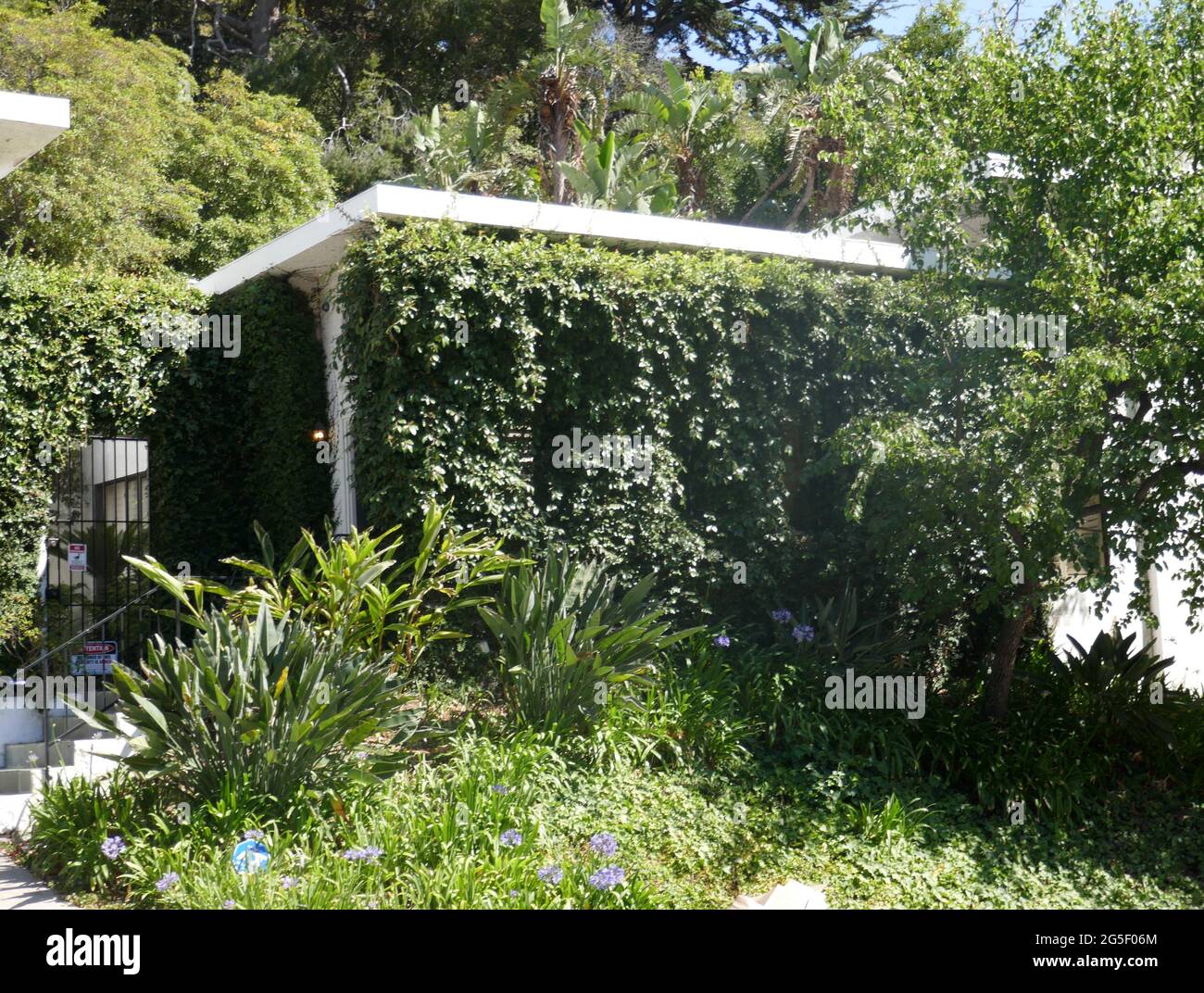 Los Angeles California Usa 26th June 2021 A General View Of Atmosphere Of Director Playwright Clive Barker And Hair Stylist Vidal Sassoon S Former Home House At 1370 Schuyler Drive On June 26 2021 In