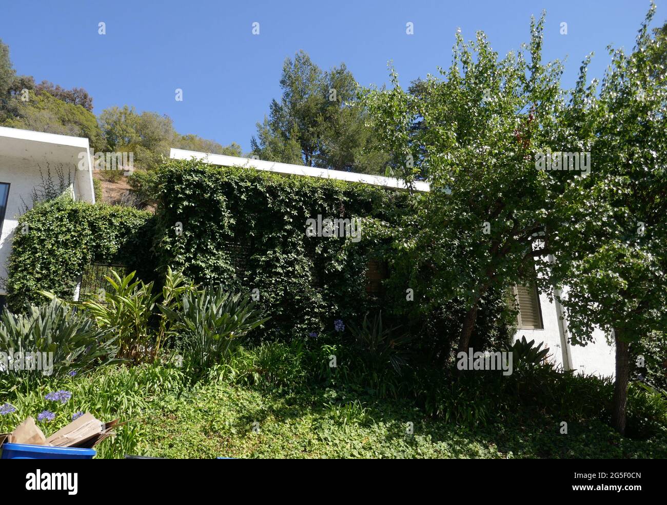 Los Angeles California Usa 26th June 2021 A General View Of Atmosphere Of Director Playwright Clive Barker And Hair Stylist Vidal Sassoon S Former Home House At 1370 Schuyler Drive On June 26 2021 In