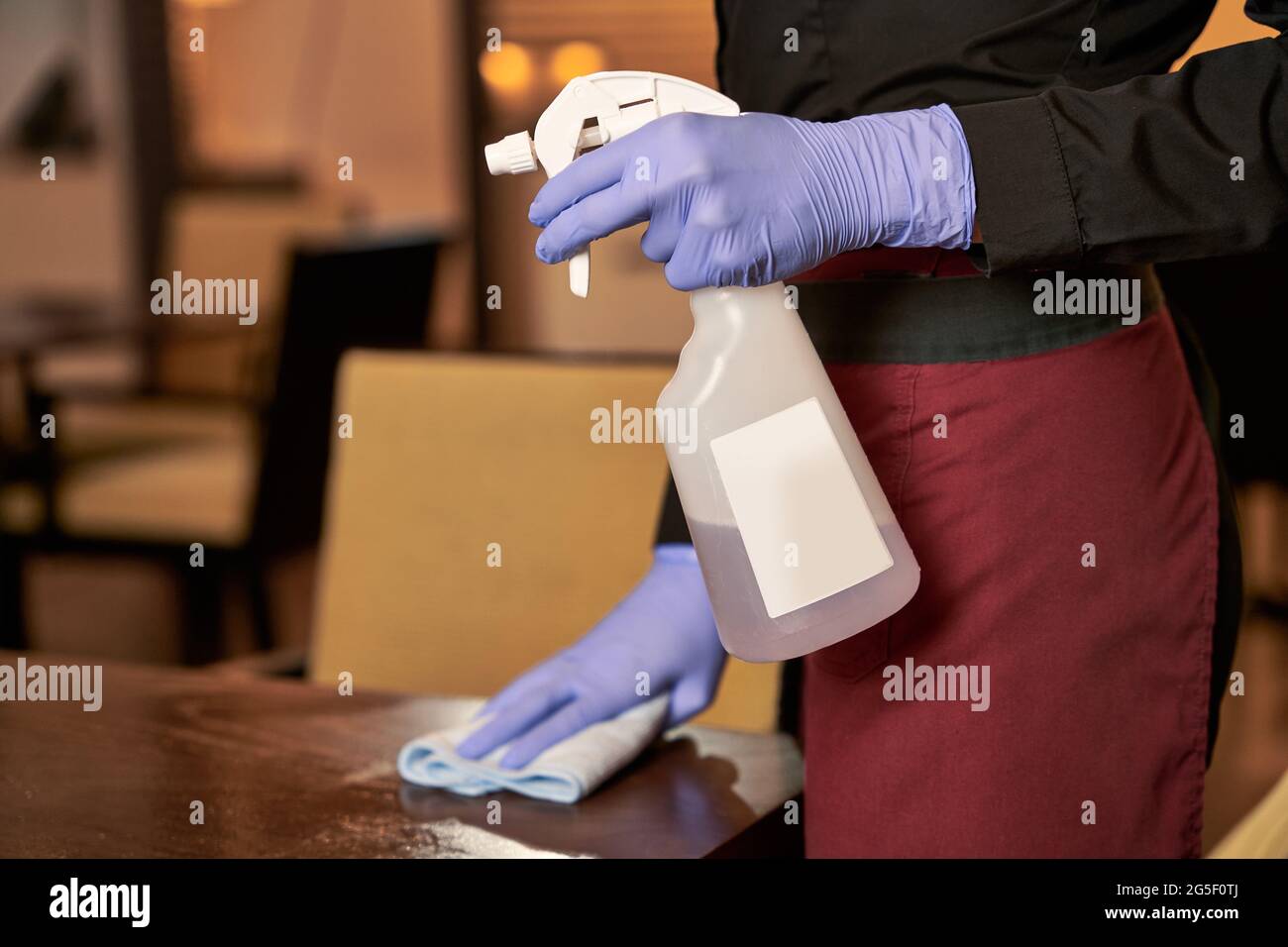 Wiping a table with a cloth hires stock photography and images Alamy