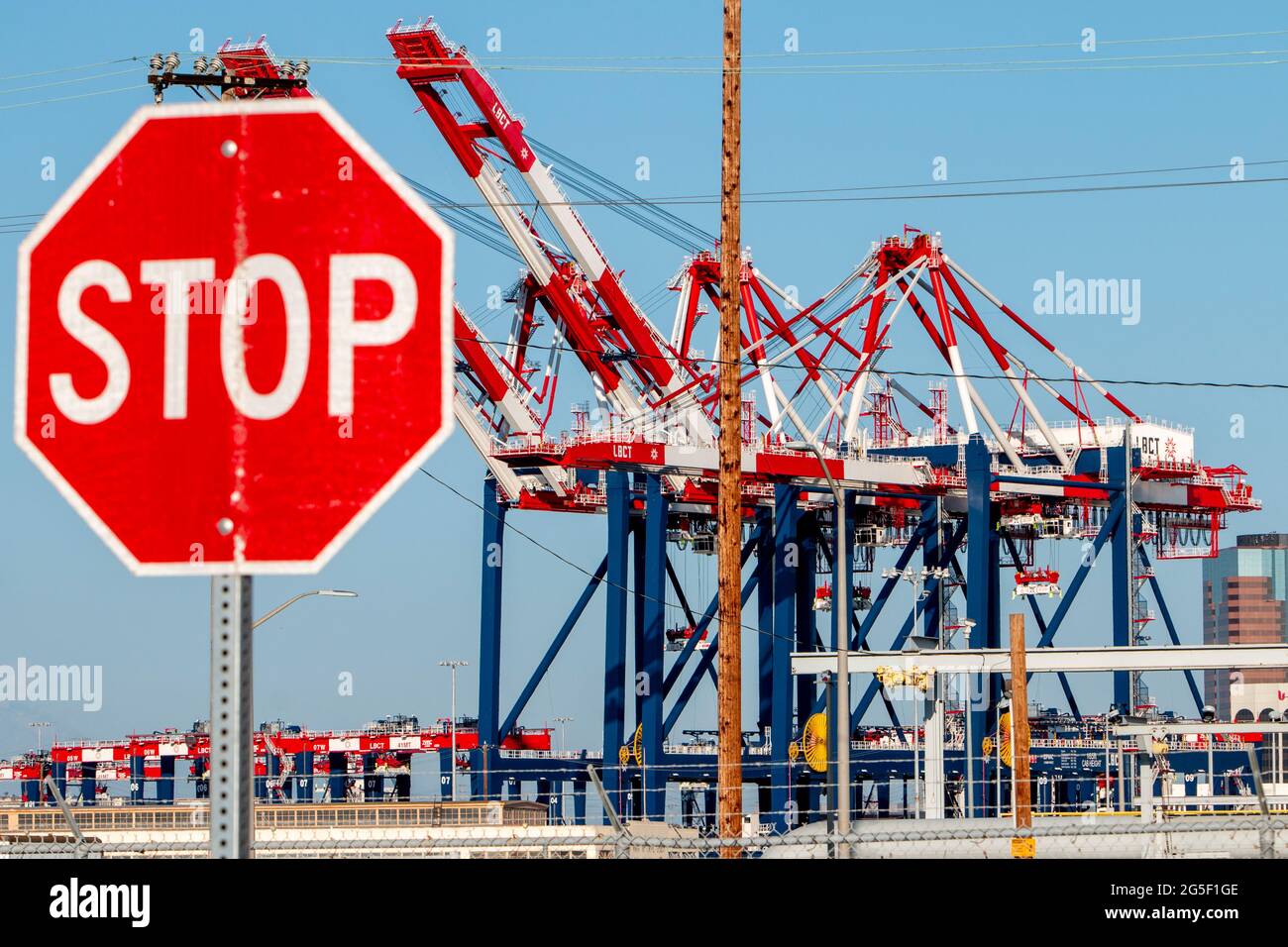 En ellers hektisk havn ligger stille som følge av arbeidskonflikten mellom havna og arbeiderne. Havnearbeiderne og eierne av USA's største havn, Port of Long Beach er låst i en syv måneder gammel konflikt. Stock Photo