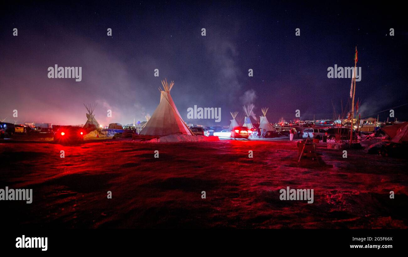 Etter måneder med protester klarte Sioux-indianerne ved Standing Rock og deres støttespillere å stoppe US Army Corps of Engineers fra å bygge den omstridte DAPL - Dakota Access Pipeline - under relven som går rett gjennom Dakota-indianernes reservat. Aksjonene fikk også gamle motsetninger mellom indianerne og norskamerikanerne til overflaten. Stock Photo