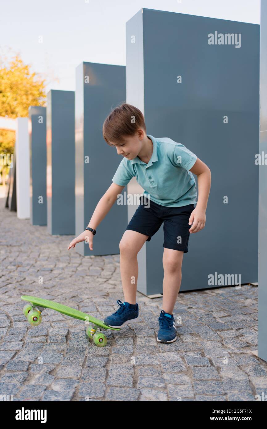 Orientalsk spurv glans Close up boy wearing sneakers hi-res stock photography and images - Alamy