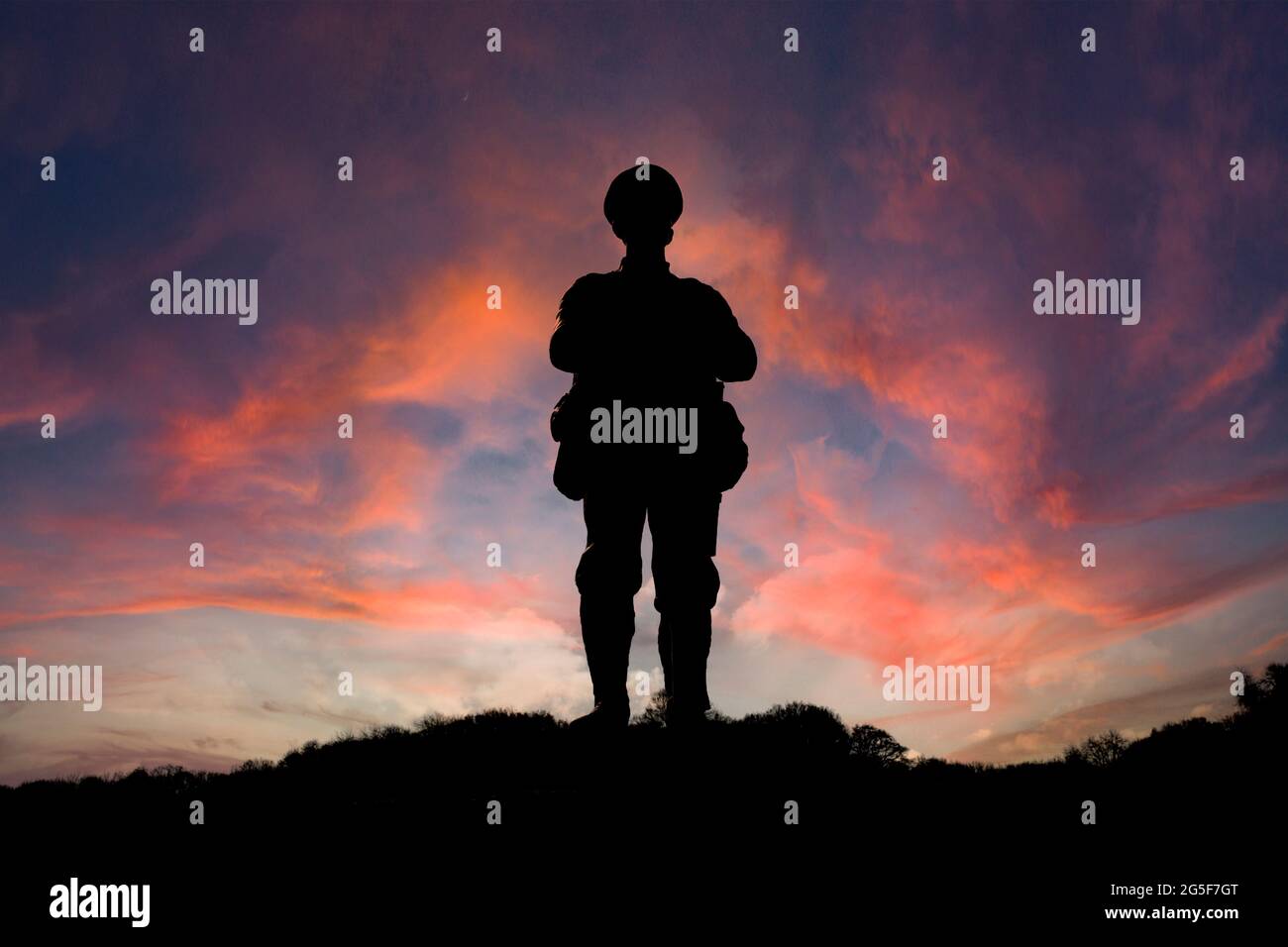 Silhouette of a soldier war memorial statue at sunset.  Commemorating soldiers who sacrificed their lives in war Stock Photo