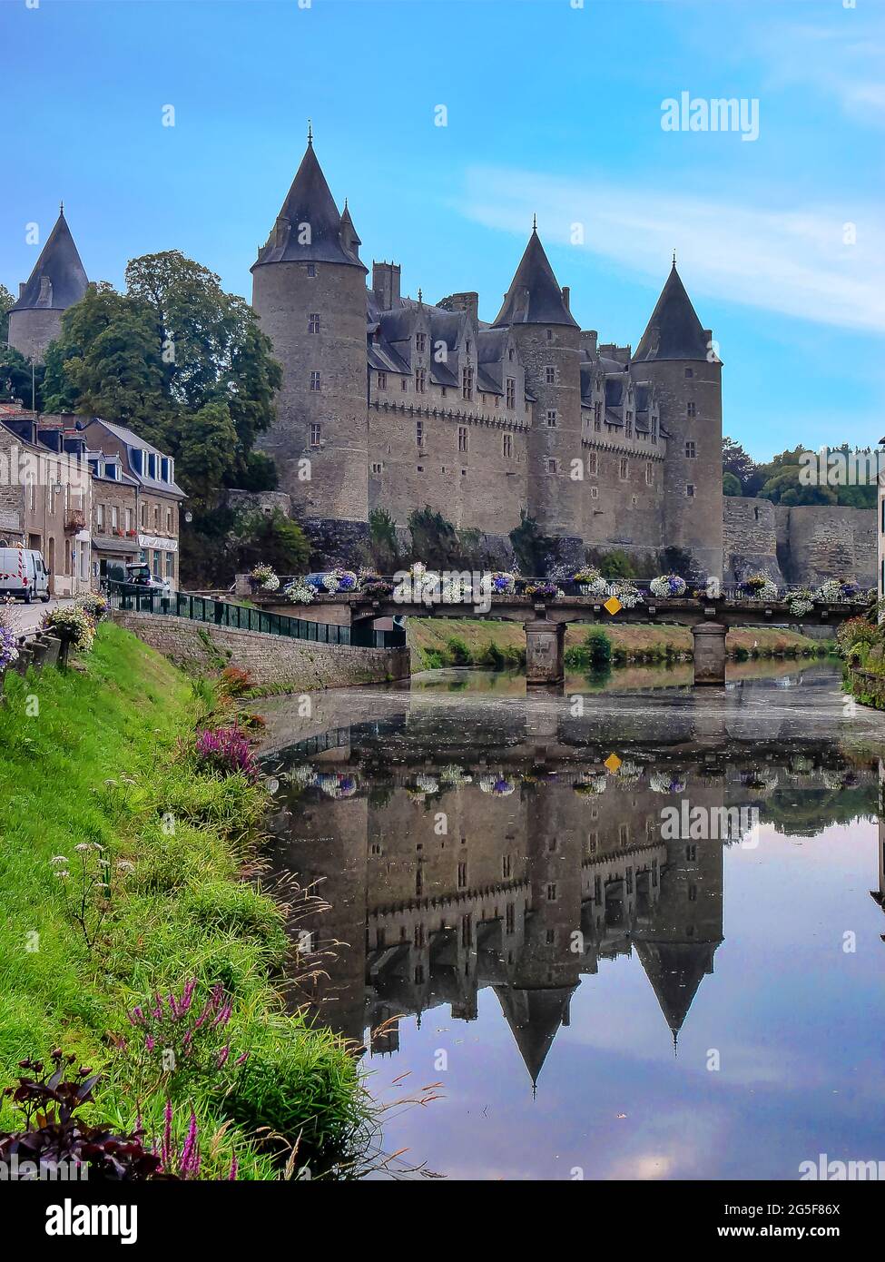El castillo de Josselin es un castillo francés de origen medieval que se encuentra ubicado en la ciudad de Josselin Stock Photo