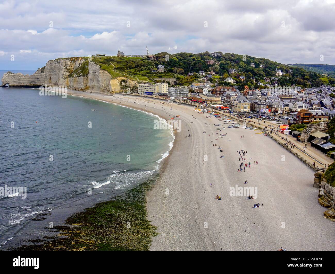 Etretat teatro abierto romántico en el Canal de la Mancha, inspiró a los artistas más famosos. Bastan unos minutos para comprenderlo. Stock Photo