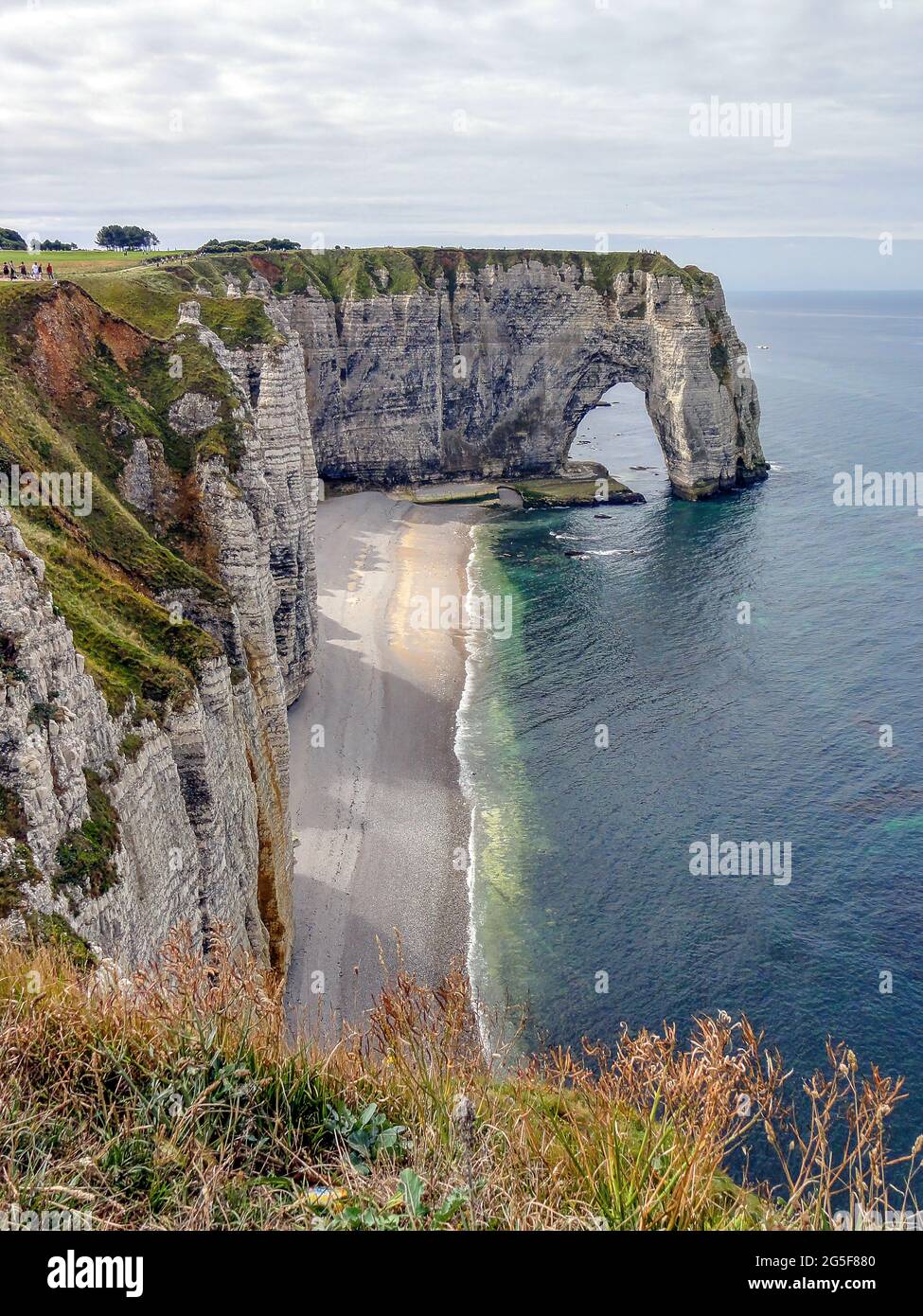 Etretat teatro abierto romántico en el Canal de la Mancha, inspiró a los artistas más famosos. Bastan unos minutos para comprenderlo. Stock Photo