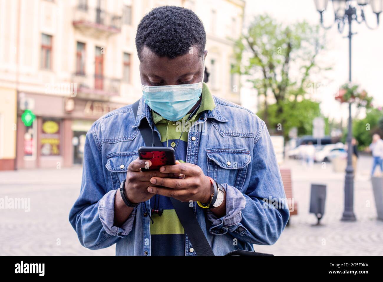 People in masks stand queue keeping social distance Stock Photo - Alamy