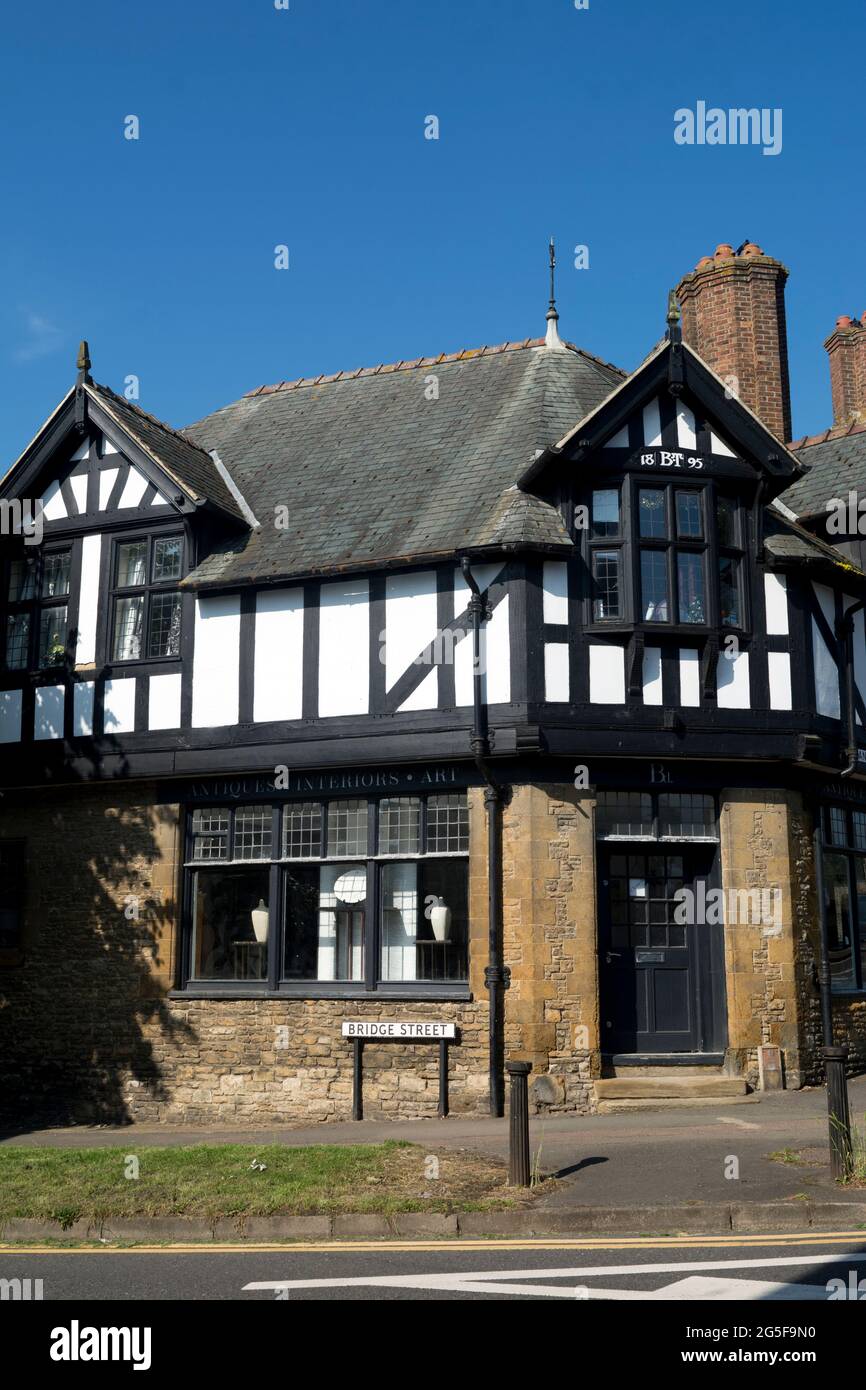 Building on corner road hires stock photography and images Alamy