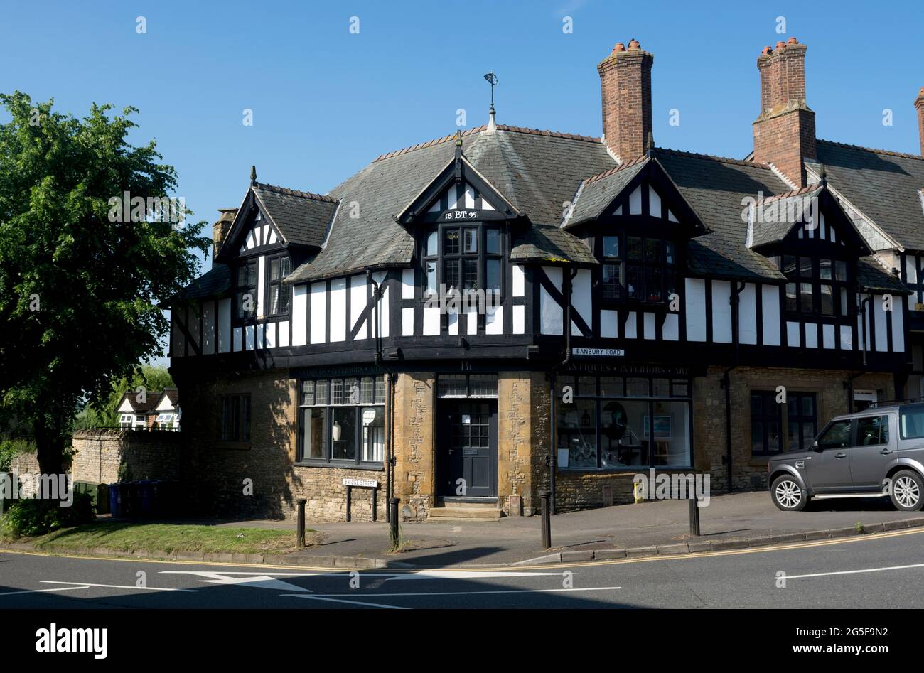 A building on the corner of Bridge Street and Banbury Road, Brackley, Northamptonshire, England, UK Stock Photo