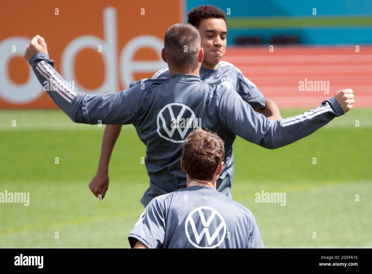 Herzogenaurach, Germany. 27th June, 2021. Football: European Championship, national team, training Germany at the Adi Dassler sports ground. Germany's Niklas Süle (l) and Jamal Musiala (r) in action. Credit: Federico Gambarini/dpa/Alamy Live News Stock Photo