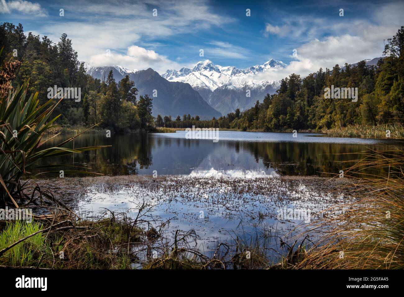 Lake Matheson and Mount Cook in the still air of early morning. Fox Glacier, New Zealand Stock Photo
