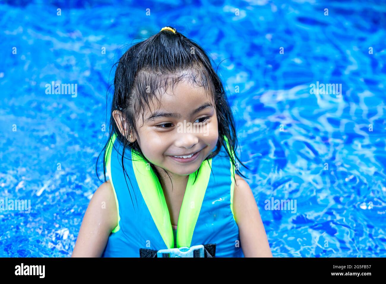 A child wearing a life jacket hi-res stock photography and images - Alamy