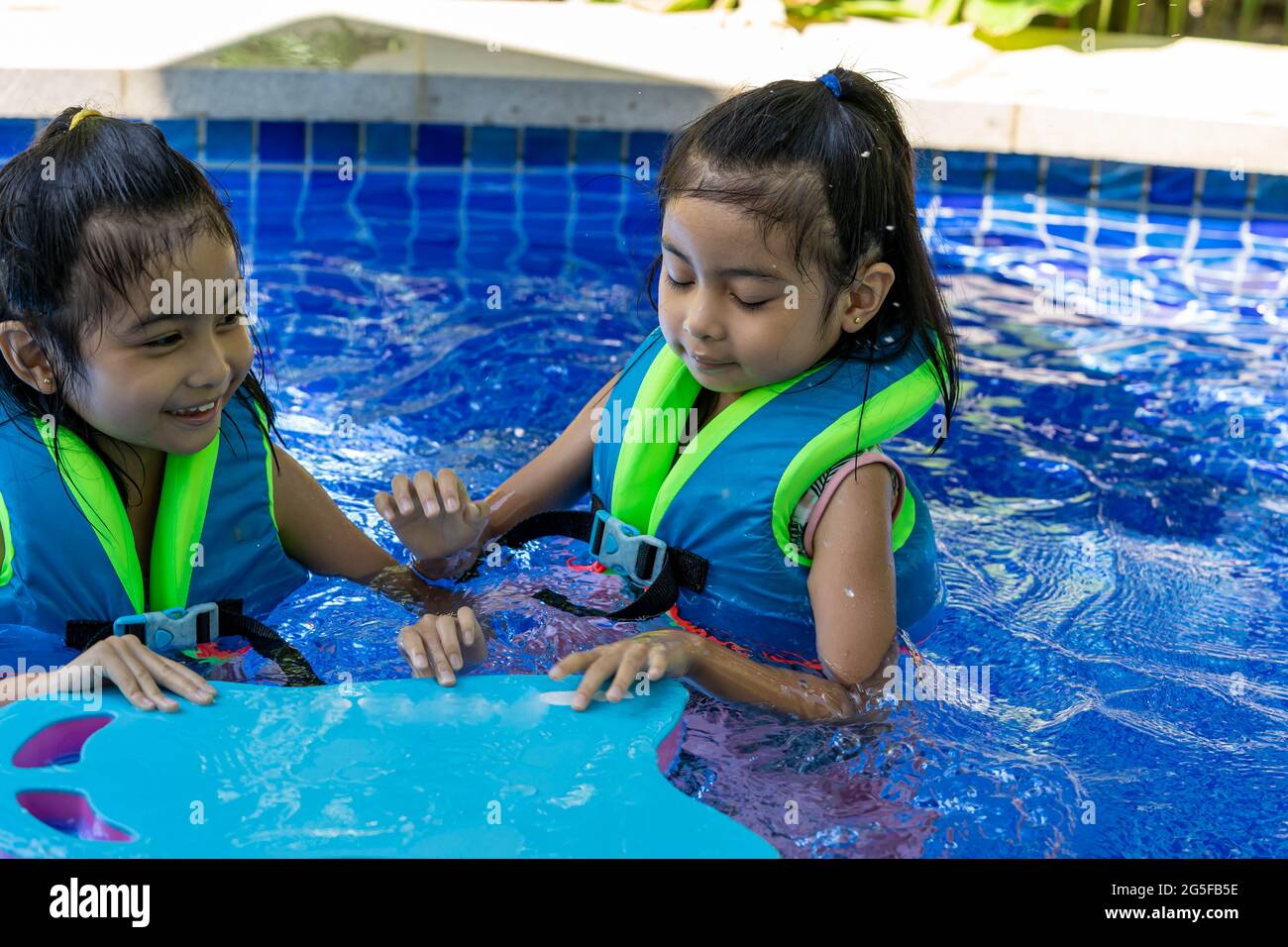 Girls wearing life vest hi-res stock photography and images - Alamy