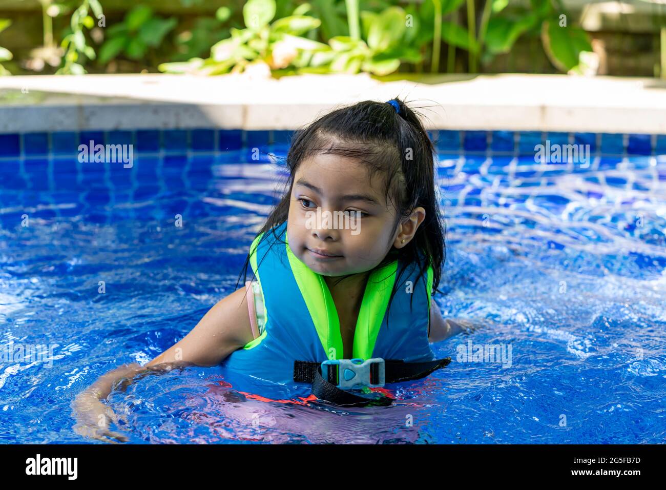 A child wearing a life jacket hi-res stock photography and images - Alamy