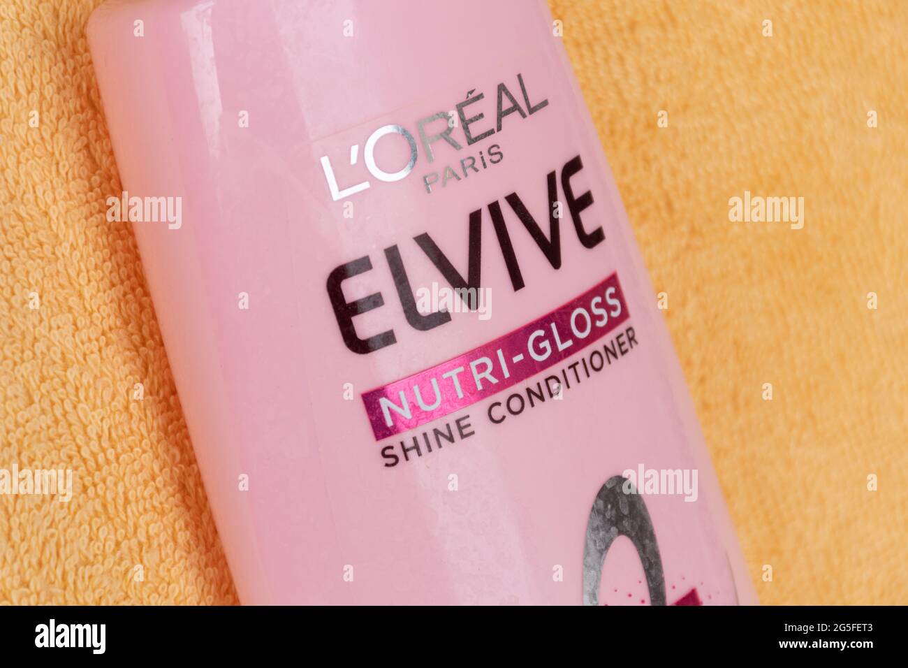 L'Oreal Elvive conditioner, hair product, pink bottle Stock Photo