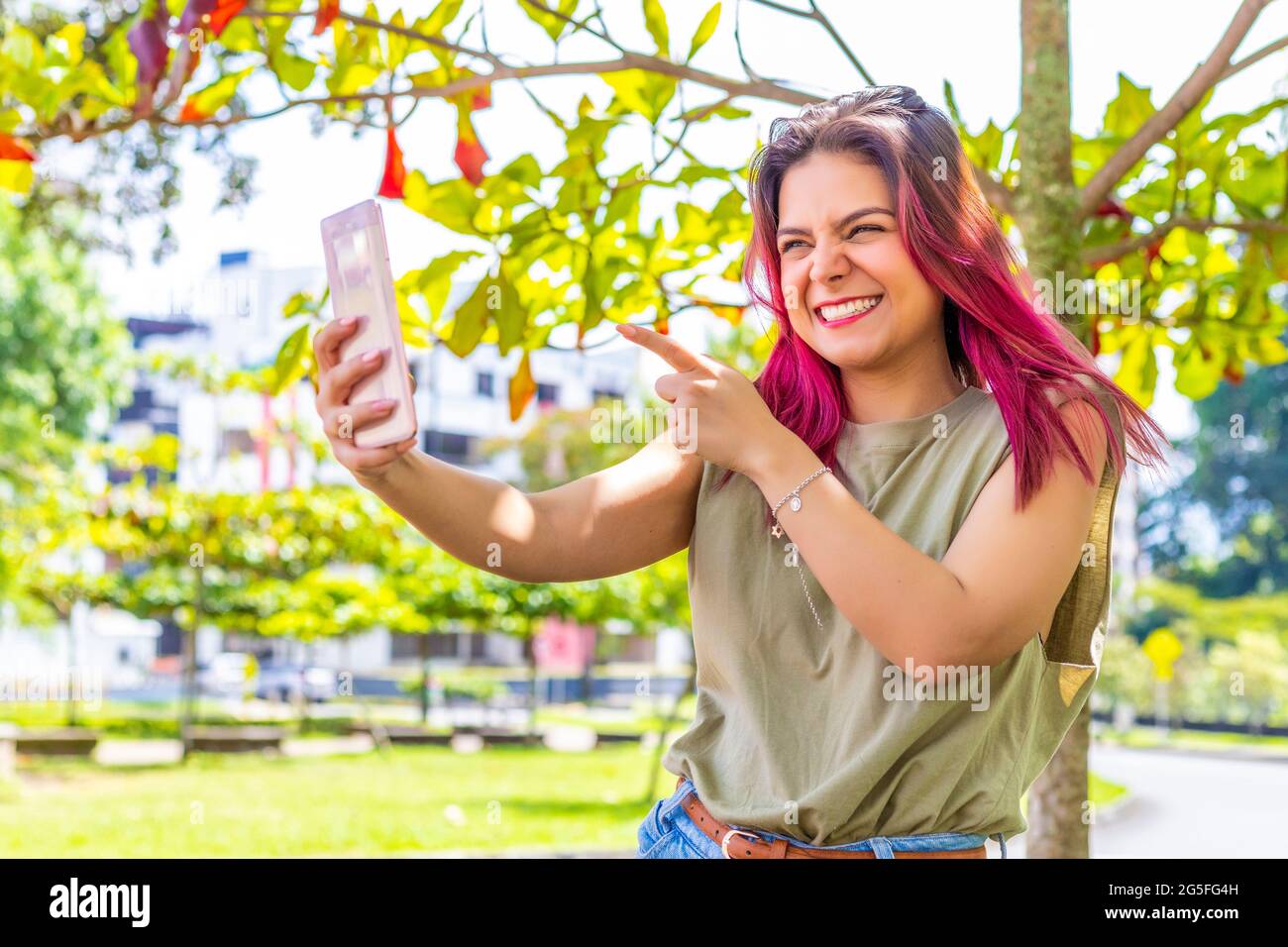 Influencer latina hires stock photography and images Alamy(00)