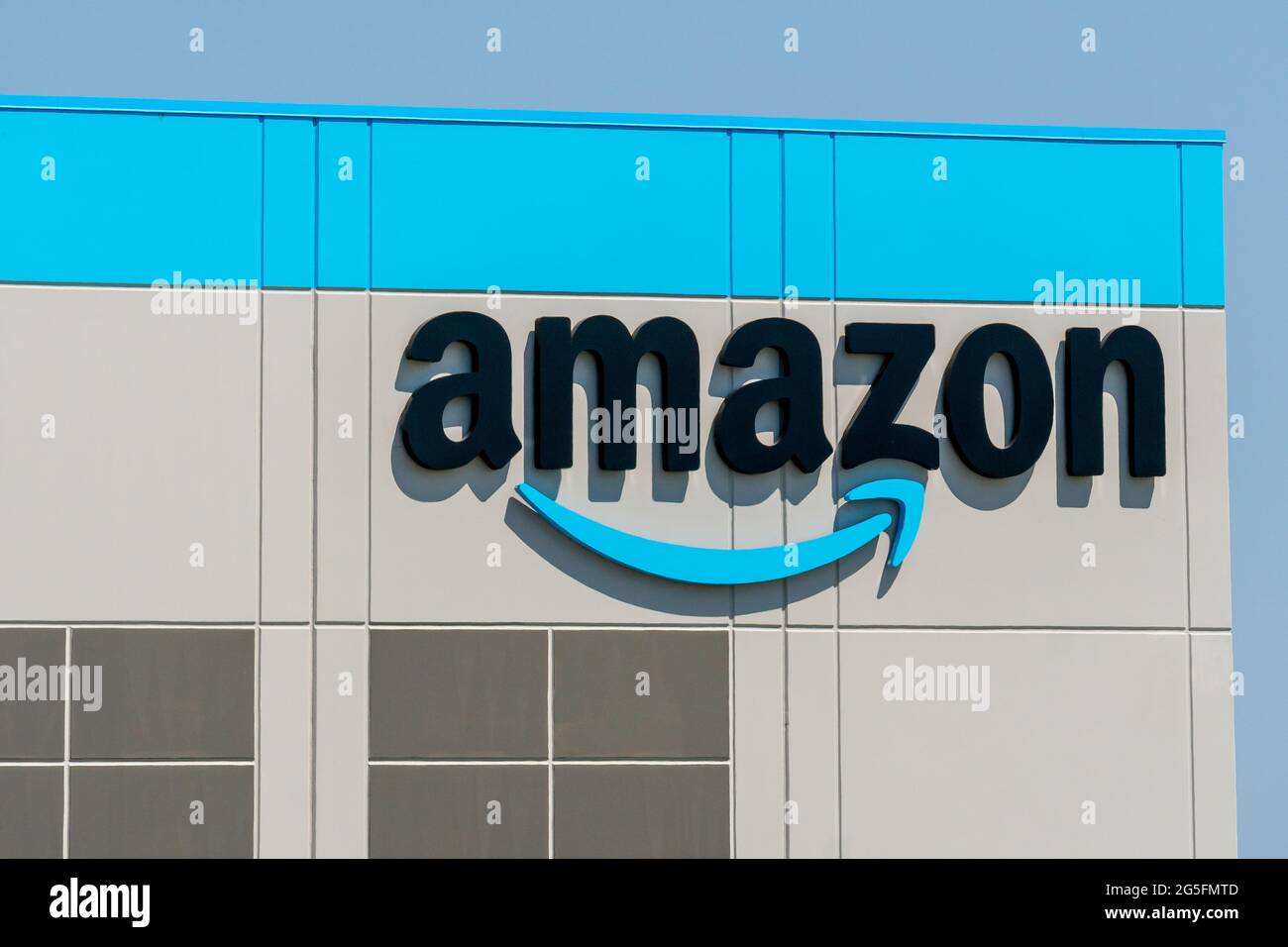 KENOSHA, WI,USA JUNE 19, 2021 Amazon warehouse facility exterior