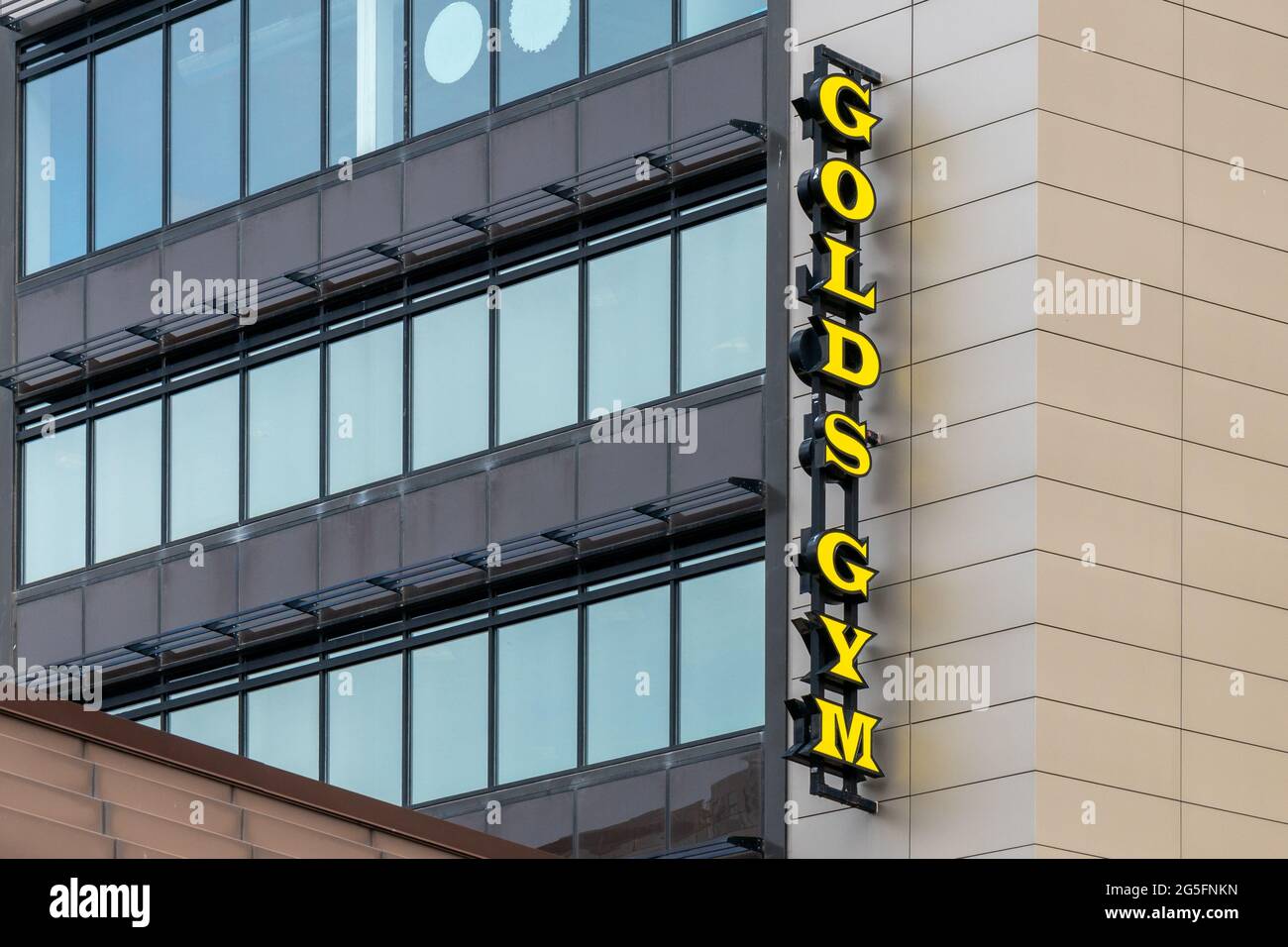 GOLD'S GYM サイン入り写真 Golds gym sign hi-res stock photography and images - Alamy