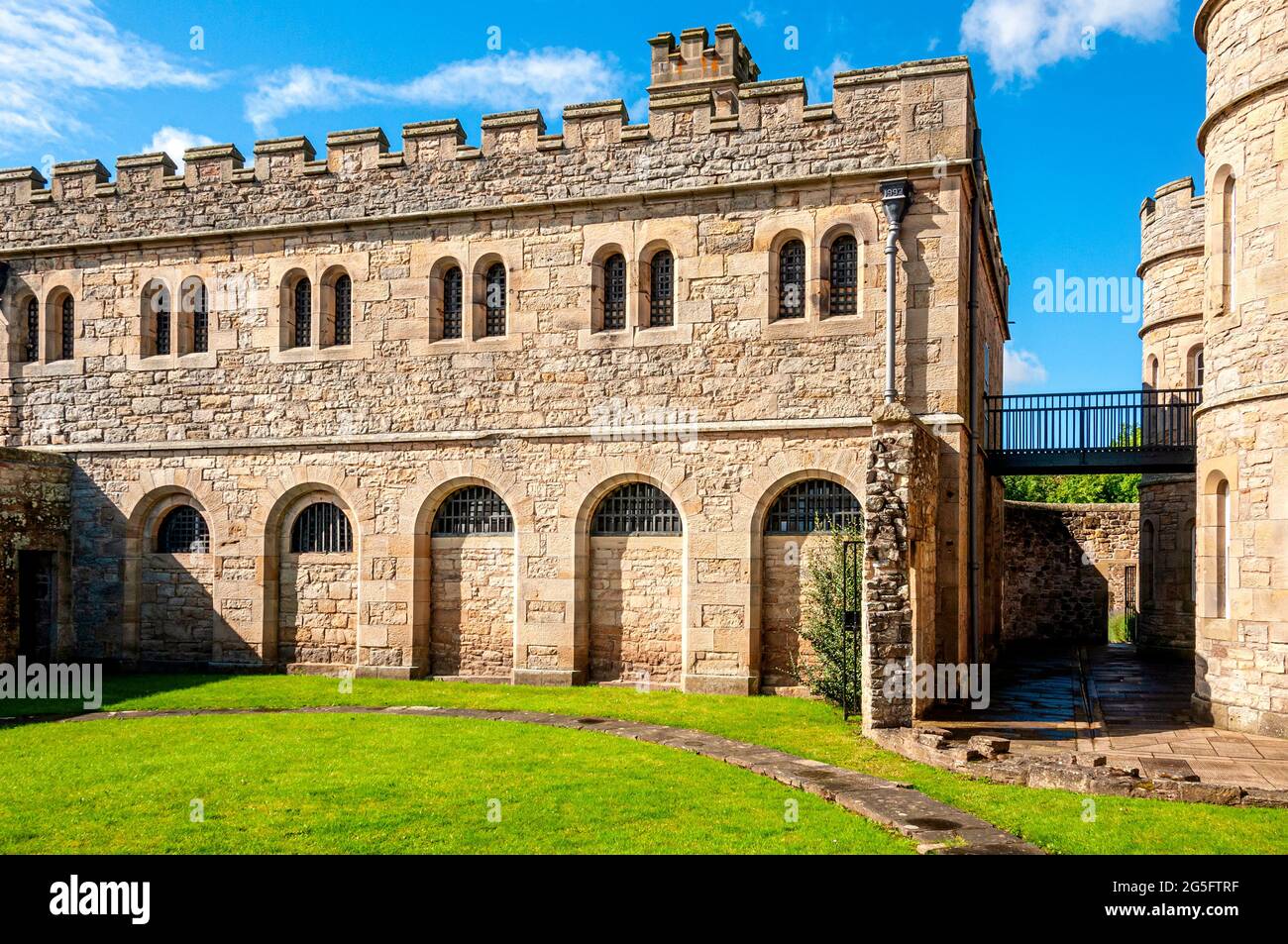 A gangway between the towers of the Gaolers House connects to the 2nd storey of Brideswell prison block with ground floor windows and exercise yard Stock Photo