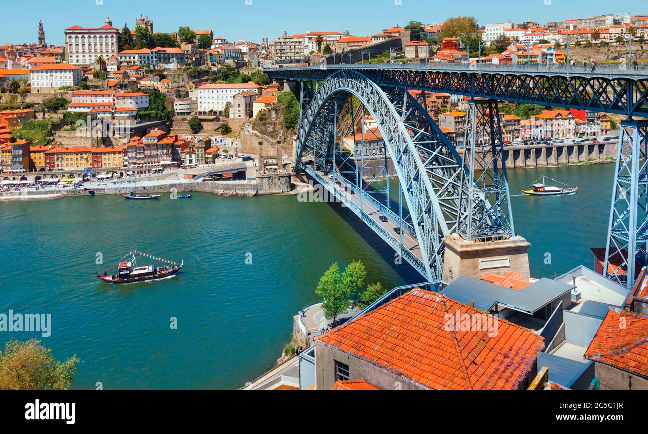 Dom Luis I bridge crossing the Douro river and linking Vila Nova de Gaia, bottom, and Porto, top, both in Porto District, Portugal.  The boats which o Stock Photo