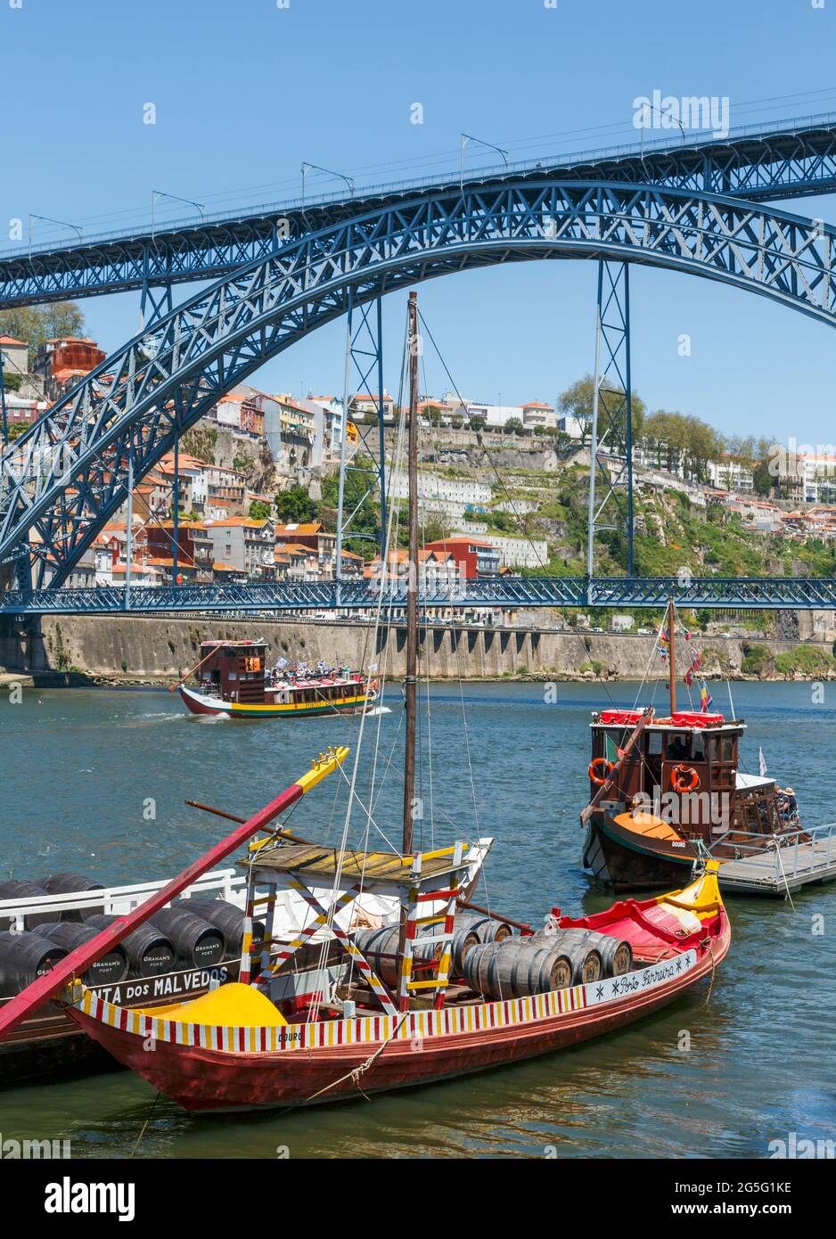 Dom Luis I bridge crossing the Douro river and linking Vila Nova de Gaia, and Porto, both in Porto District, Portugal. The boats which once transporte Stock Photo