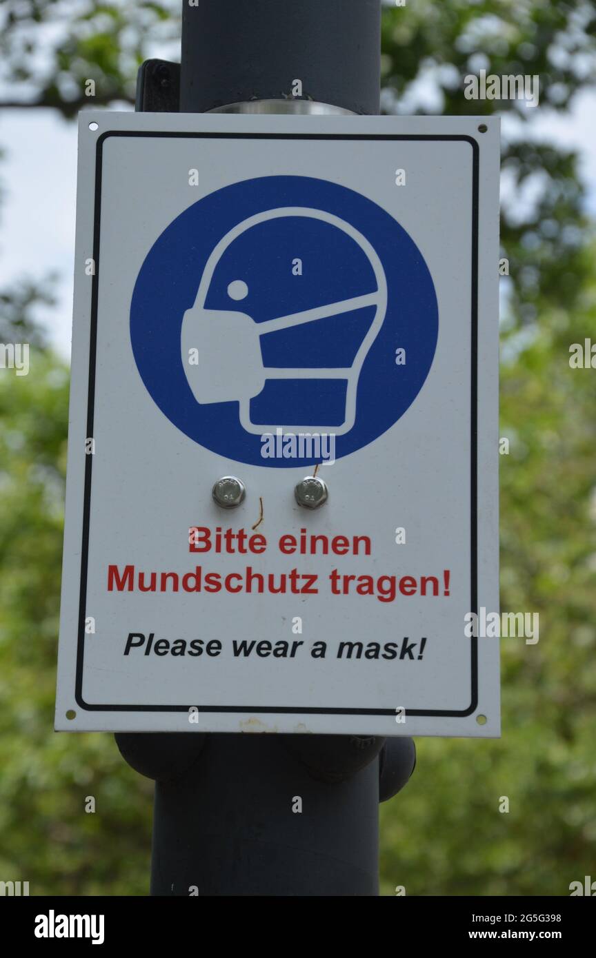 Please wear a face mask signs hi-res stock photography and images - Alamy
