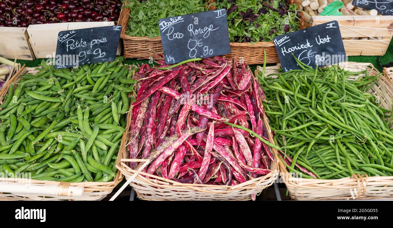 red beans and green beans in french market Stock Photo Alamy