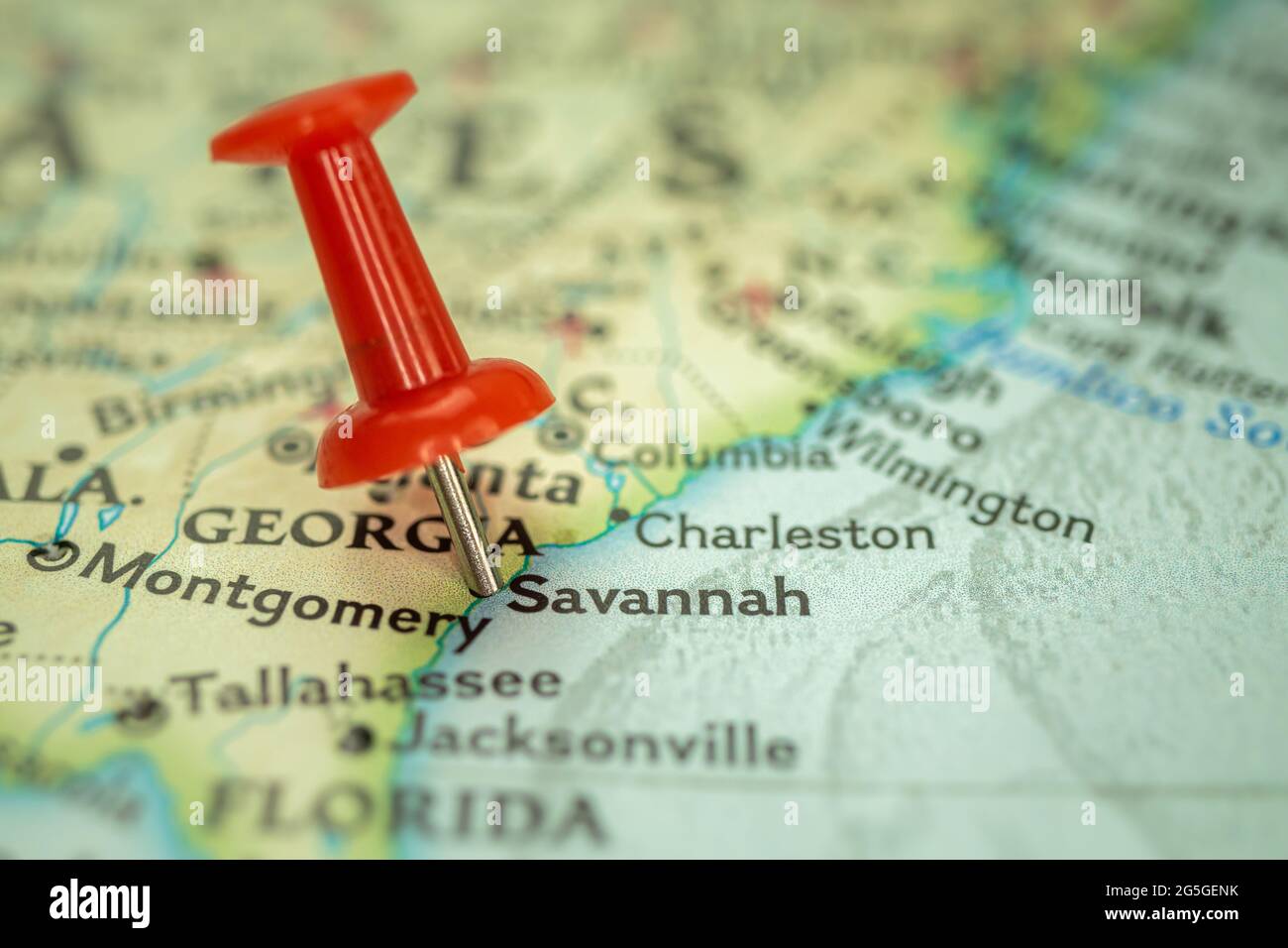 Location Savannah city in map with red push pin pointing close