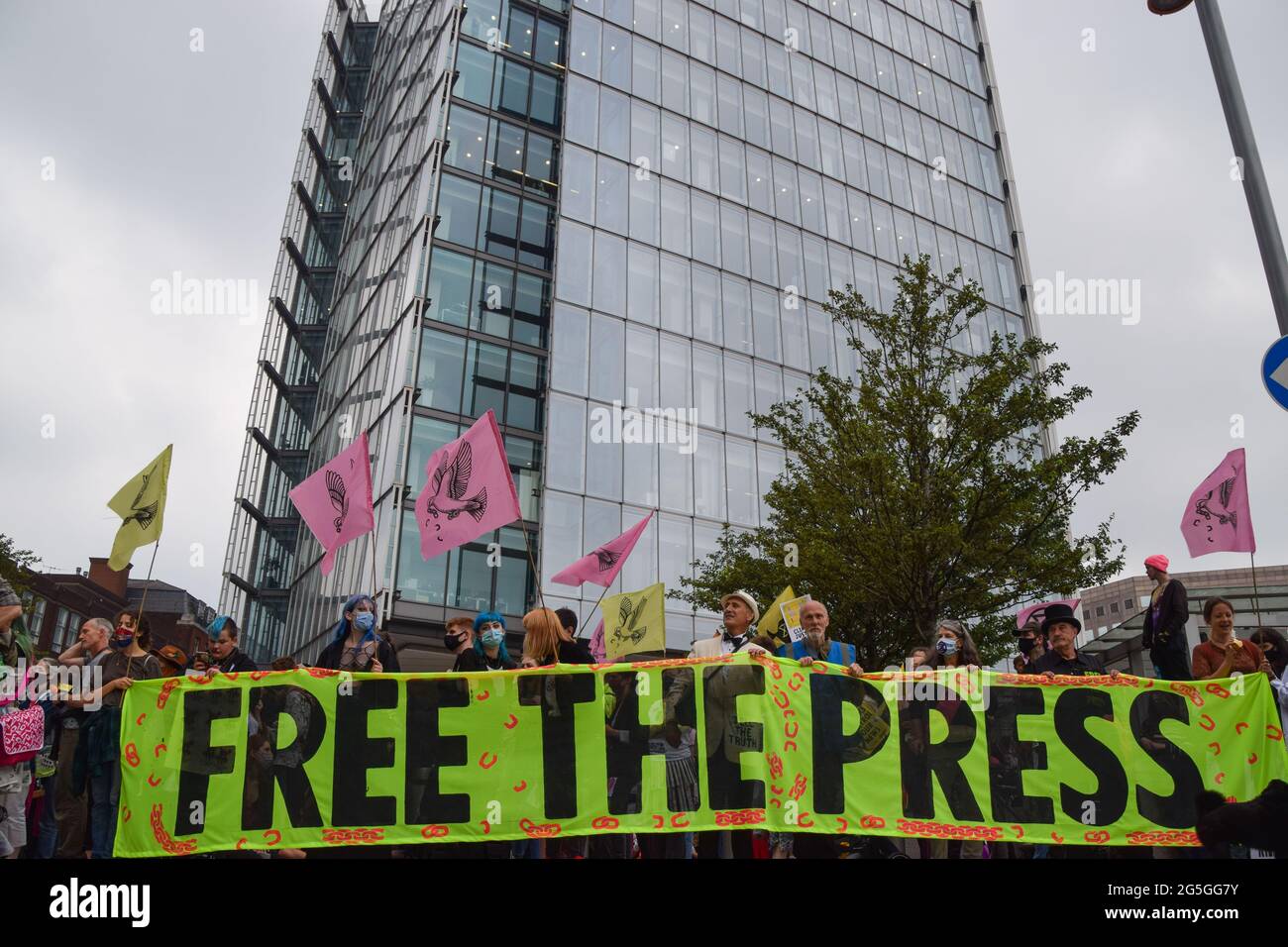 London, United Kingdom. 27th June 2021. Demonstrators outside News UK during the Free The Press protest. Extinction Rebellion demonstrators marched from Parliament Square to News UK headquarters, owned by Rupert Murdoch, in London Bridge, in protest of misinformation, corruption, and the inaccurate and insufficient coverage of the climate crisis by Murdoch's newspapers. (Credit: Vuk Valcic / Alamy Live News) Stock Photo