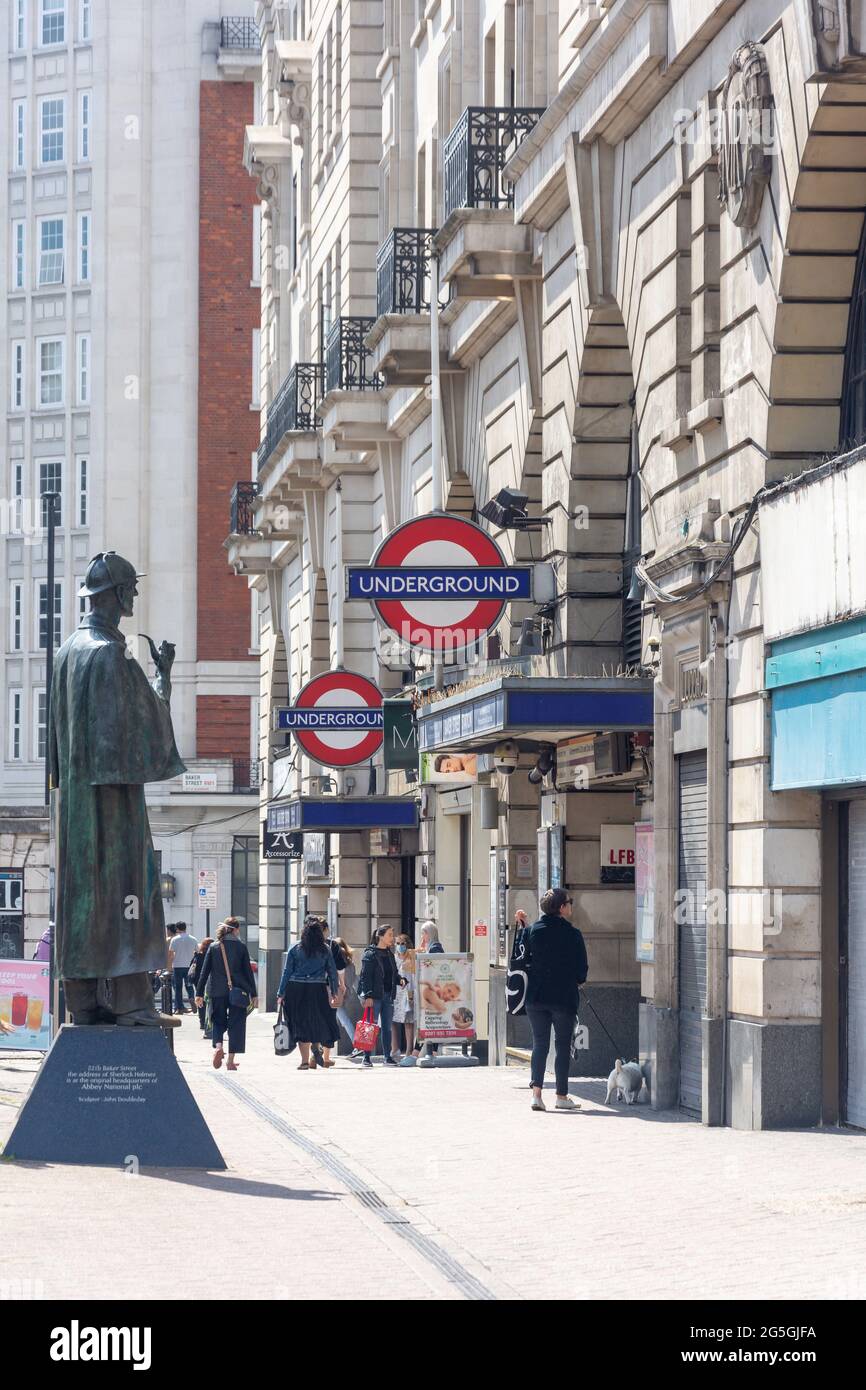 The Sherlock Holmes statue outside Baker Street Underground, Marylebone Road, Marylebone, City of Westminster, Greater London, England, United Kingdom Stock Photo