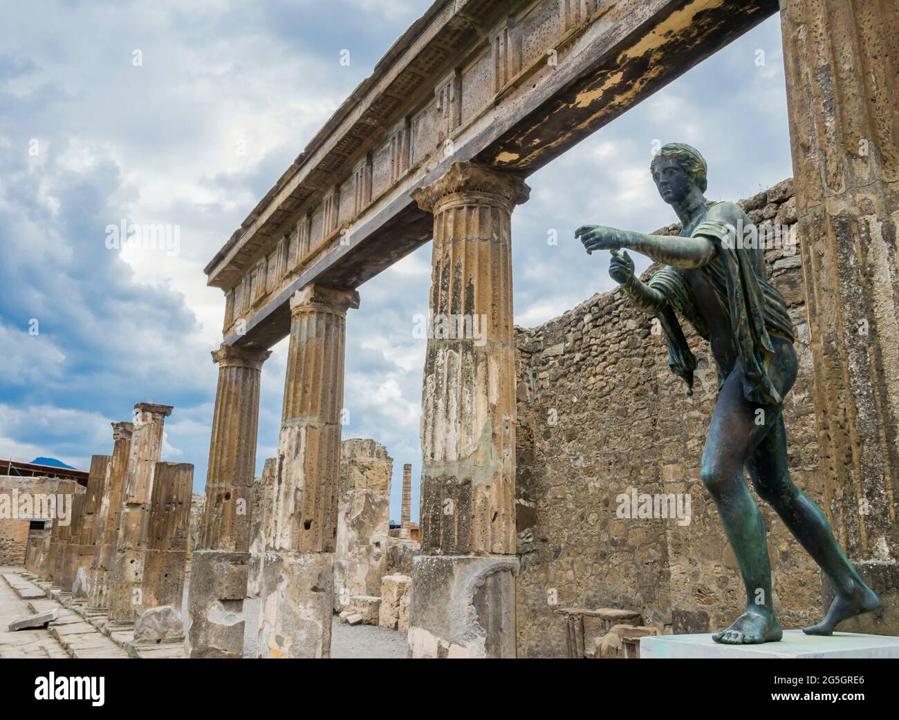 Magnificent bronze statue depicting an old Roman citizen in the archaeological site of Pompeii, ancient city destroyed by eruption of Mount Vesuvius i Stock Photo